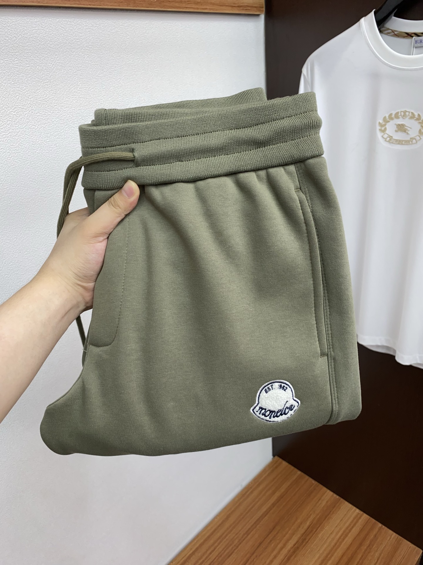 NO:596316,Mengkou 2025 autumn and winter custom-made velvet casual pants. Clean and neat tailoring, full of urban style. Made of worsted fabric, which feels soft and dry, and the upper body effect is crisp and stylish. The hardware is exquisite and the logo design is very beautiful. So many top-quality raw materials create a high-end product with unparalleled value. It is the first choice for high-end fashion people. Size 30 32 34 36 38, Moncler, alexander wang19860909蒙口 2025 秋冬定制加绒休闲裤 干净利落剪裁,都市风十足 采用精纺面料手感软糯干爽,上身效果挺括有型.五金精致,logo设计非常好看如此众多的顶级原料,打造出价值感无与伦比的高端产品,高端潮流时尚人士首选 尺码 30 32 34 36 38,,Moncler,alexander wang,Men's clothing