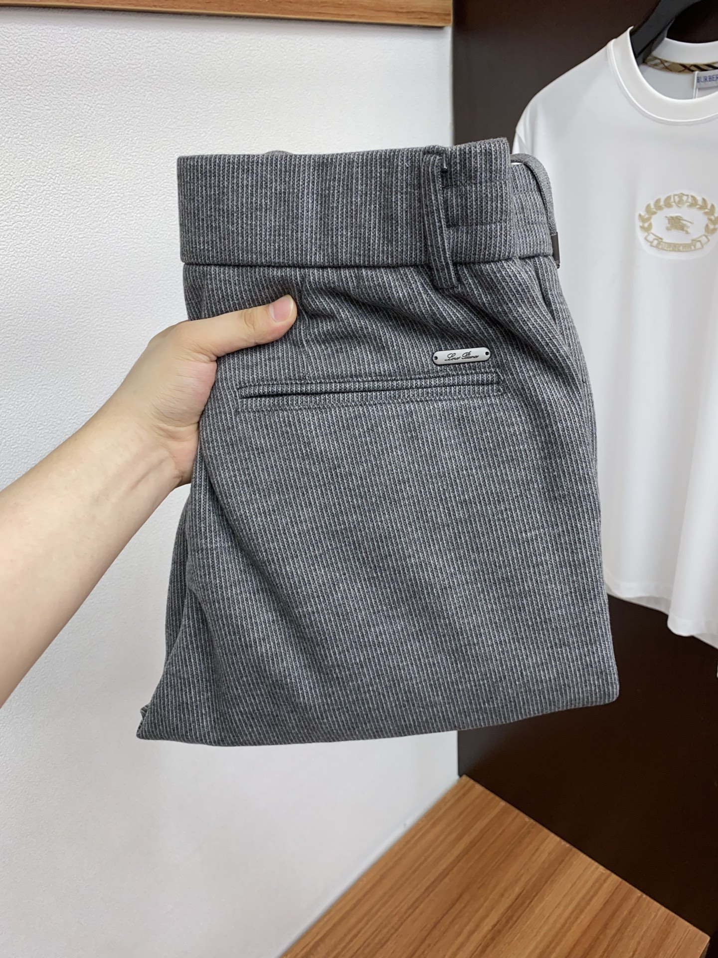 NO:595658,LP Loro Piana's new autumn and winter men's straight-leg sweatpants, cashmere and wool blended fabrics, three logos, elastic waist drawstring, zipper pocket design on both sides, fitted tailoring, neat stitching, impeccable details (absolutely the highest version on the market) classic and versatile. At the same time, the upper body has a casual sense of relaxation, comfortable and breathable. It is warm and reflects high-end texture. Orders with full appearance, sizes M-3XL are available for sale.,, loro piana, alexander wang19860909LP 诺悠翩雅 秋冬新款男士直筒运动裤,羊绒羊毛混纺面料、三标齐、松紧腰抽绳、两侧拉链口袋设计,合体的裁剪、车线工整、细节无可挑剔（绝对市场最高版本）经典百搭 同时上身有总随意的松弛感,舒适透气 保暖的同时体现高档质感、全品相的订单,码数M-3XL现货发售.,,loro piana,alexander wang,Men's clothing