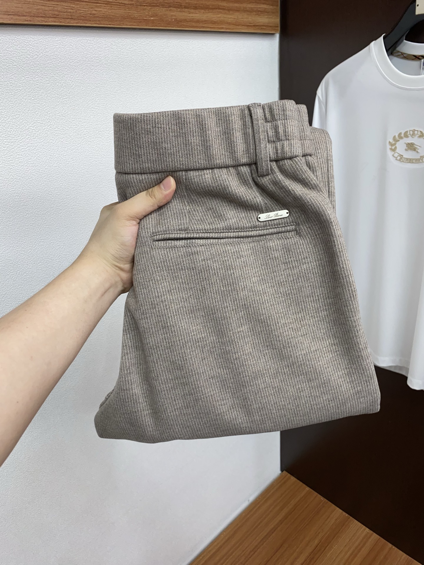 NO:596341,Lp Nuoyoupianya's new autumn and winter men's straight-leg sweatpants, cashmere wool blended fabric, three logos, elastic waist drawstring, zipper pocket design on both sides, fitted tailoring, neat stitching, impeccable details (a must-have item, the absolute highest version on the market), classic and versatile, while the upper body has a casual sense of relaxation, comfortable and breathable, warm while reflecting high-end texture, full-quality order, size M-3XL ready for sale.,, loro  piana,alexander wang19860909Lp诺优翩雅 秋冬新款男士直筒运动裤,羊绒羊毛混纺面料、三标齐、松紧腰抽绳、两侧拉链口袋设计,合体的裁剪、车线工整、细节无可挑剔（人手必备单品 绝对市场最高版本）经典百搭 同时上身有总随意的松弛感,舒适透气 保暖的同时体现高档质感、全品相的订单,码数M-3XL现货发售.,,loro piana,alexander wang,Men's clothing