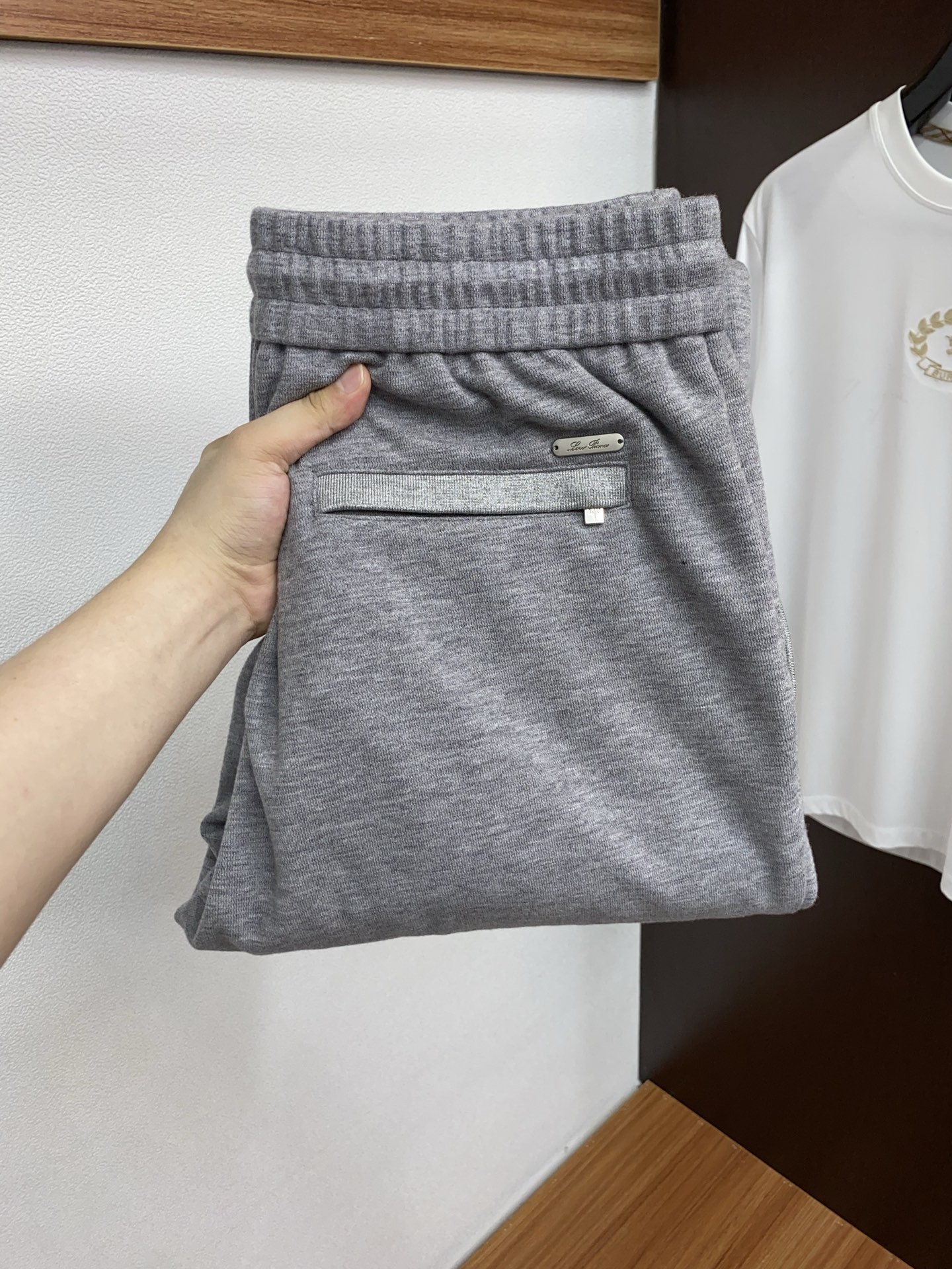 NO:595641,LP Noya Pian's new autumn and winter men's straight-leg sweatpants, cashmere and wool blended fabrics, three logos, elastic waist drawstring, zipper pocket design on both sides, fitted tailoring, neat stitching, impeccable details, a must-have item for everyone. It is definitely the highest version on the market, classic and versatile, while the upper body has a casual sense of relaxation, comfortable and breathable. It is warm and reflects high-end texture, and the order is in full condition. Size M-3XL (48～56) is available for sale now.,, loro  piana,alexander wang19860909LP诺雅翩 秋冬新款男士直筒运动裤,羊绒羊毛混纺面料、三标齐、松紧腰抽绳、两侧拉链口袋设计,合体的裁剪、车线工整、细节无可挑剔人手必备单品 绝对市场最高版本经典百搭 同时上身有总随意的松弛感,舒适透气 保暖的同时体现高档质感、全品相的订单. 码数M-3XL（48～56）现货发售.,,loro piana,alexander wang,Men's clothing