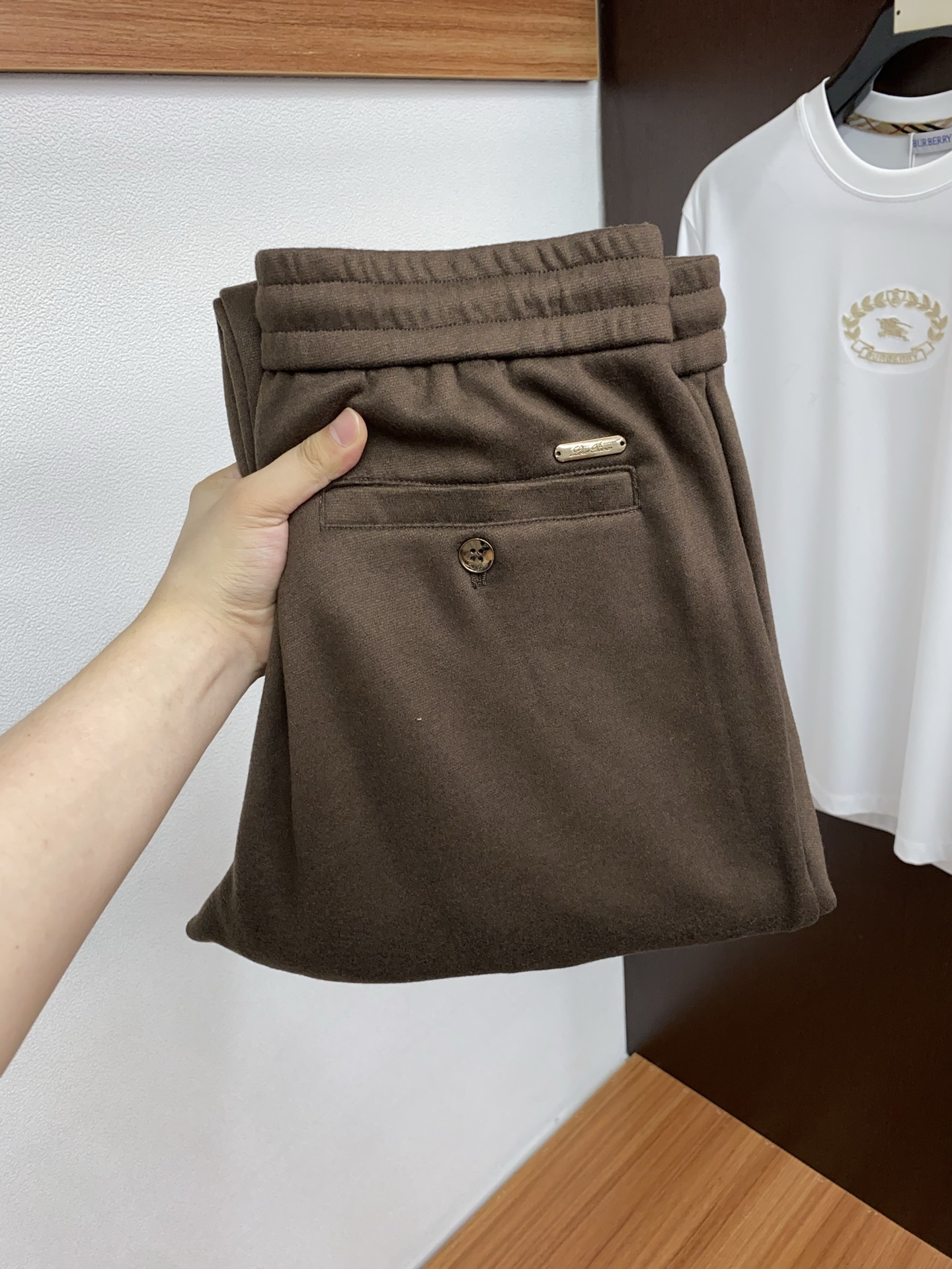 NO:595638,LP Loro's new autumn and winter men's straight-leg sweatpants, cashmere and wool blended fabrics, three logos, elastic waist drawstring, zipper pocket design on both sides, fitted tailoring, neat stitching, impeccable details, absolutely the highest version on the market, classic and versatile, while having a casual sense of relaxation on the upper body, comfortable and breathable, warm while reflecting high-end texture, full product order, size M-3XL (48 ~ 56) ready for sale.,, loro  piana,alexander wang19860909LP 诺优翩雅 秋冬新款男士直筒运动裤,羊绒羊毛混纺面料、三标齐、松紧腰抽绳、两侧拉链口袋设计,合体的裁剪、车线工整、细节无可挑剔绝对市场最高版本 经典百搭 同时上身有总随意的松弛感,舒适透气 保暖的同时体现高档质感、全品相的订单,码数M-3XL（48～56）现货发售.,,loro piana,alexander wang,Men's clothing