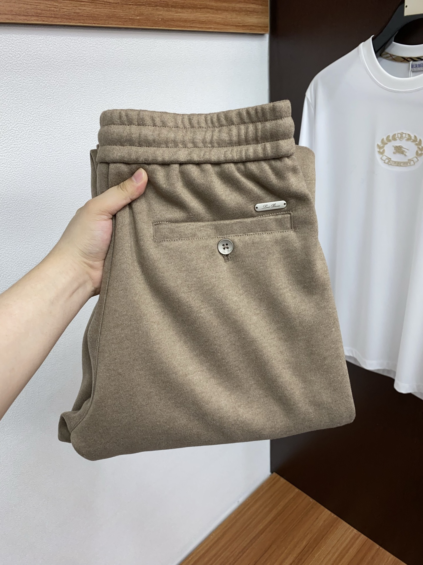 NO:595635,LP Loro Piana's new autumn and winter men's straight-leg sweatpants, cashmere and wool blended fabrics, three logos, elastic waist drawstring, zipper pocket design on both sides, fitted tailoring, neat stitching, impeccable details, a must-have item for everyone. The absolute highest version on the market, classic and versatile, while the upper body has a casual sense of relaxation, comfortable and breathable. It is warm while reflecting high-end texture, full appearance, size M-3XL, loro piana, alexander wang19860909LP 诺优翩雅 秋冬新款男士直筒运动裤,羊绒羊毛混纺面料、三标齐、松紧腰抽绳、两侧拉链口袋设计,合体的裁剪、车线工整、细节无可挑剔人手必备单品 绝对市场最高版本 经典百搭 同时上身有总随意的松弛感,舒适透气 保暖的同时体现高档质感、全品相的订单,码数M-3XL,,loro piana,alexander wang,Men's clothing