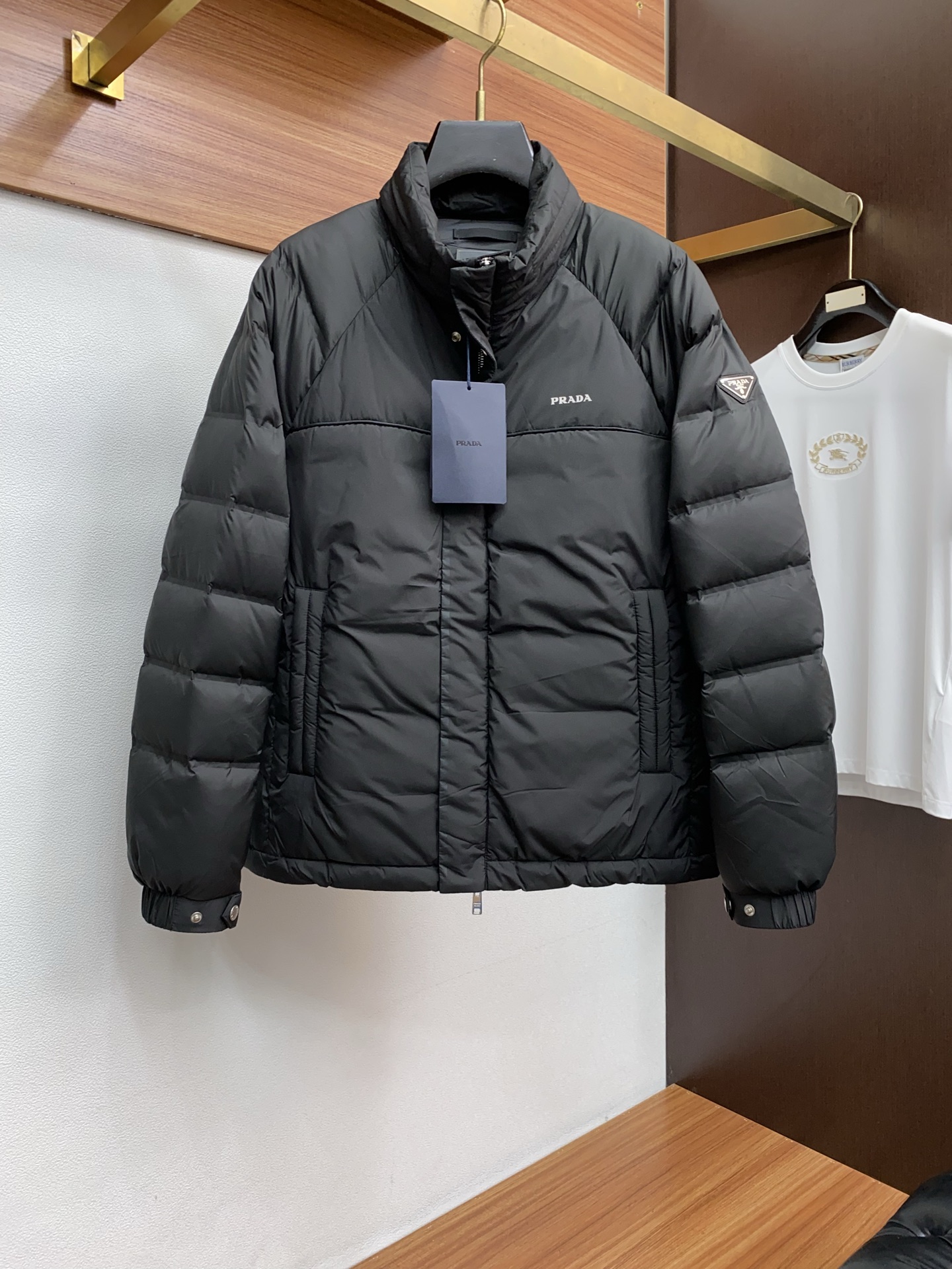 NO:595642,Prada's new autumn and winter men's down jacket. Original 1:1 customized hardware accessories, all imported and original customization. Welcome to compare at the counter. Absolutely high quality. Made of top-grade 90 white duck down. Super soft. Filled with fluffy feathers. Super heavy fabrics with perfect workmanship. Pay attention to the fabrics are super comfortable. Exclusive model. Non-market goods. Sizes and codes. Codes M-3xL, prada, down jacket, alexander wang19860909普拉达 秋冬新款男士羽绒服 原版1:1订制五金配件全进口原版定制 欢迎专柜对比 绝对的高品质 采用顶级90白鸭绒 超柔软 充羽量蓬松饱满 超级重面料做工杠杠的版型完美 注意面料超舒服 独家款 非市场货 尺码码数.码数M-3xL,,prada,down jacket,alexander wang,Men's clothing