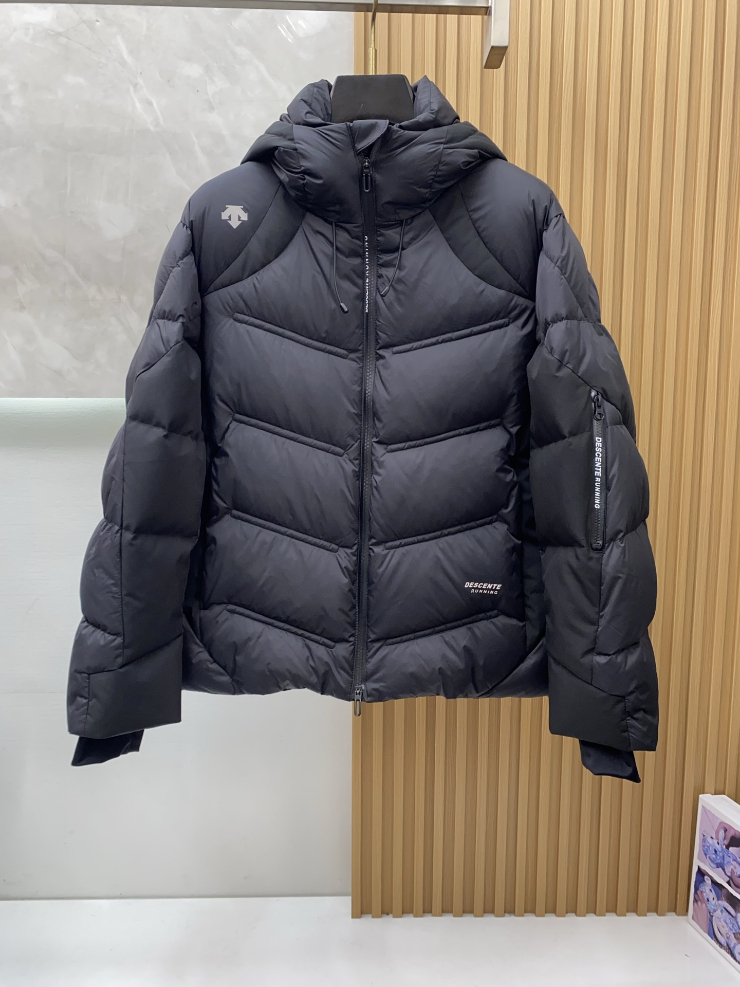 NO:595687,Descente's new autumn and winter men's down jacket. The original 1:1 customized hardware accessories are all imported and customized. Counters are welcome to compare. Absolutely high quality. Made of top-grade 90 white duck down. Super soft. Filled with fluffy and full feathers. Super heavy fabrics with perfect workmanship. Pay attention to the fabrics are super comfortable. Exclusive model. Non-market goods. Sizes and codes. Codes M-3xL,, down jacket, alexander wang19860909迪桑特 秋冬新款男士羽绒服 原版1:1订制五金配件全进口原版定制 欢迎专柜对比 绝对的高品质 采用顶级90白鸭绒 超柔软 充羽量蓬松饱满 超级重面料做工杠杠的版型完美 注意面料超舒服 独家款 非市场货 尺码码数.码数M-3xL,,down jacket,alexander wang,Men's clothing