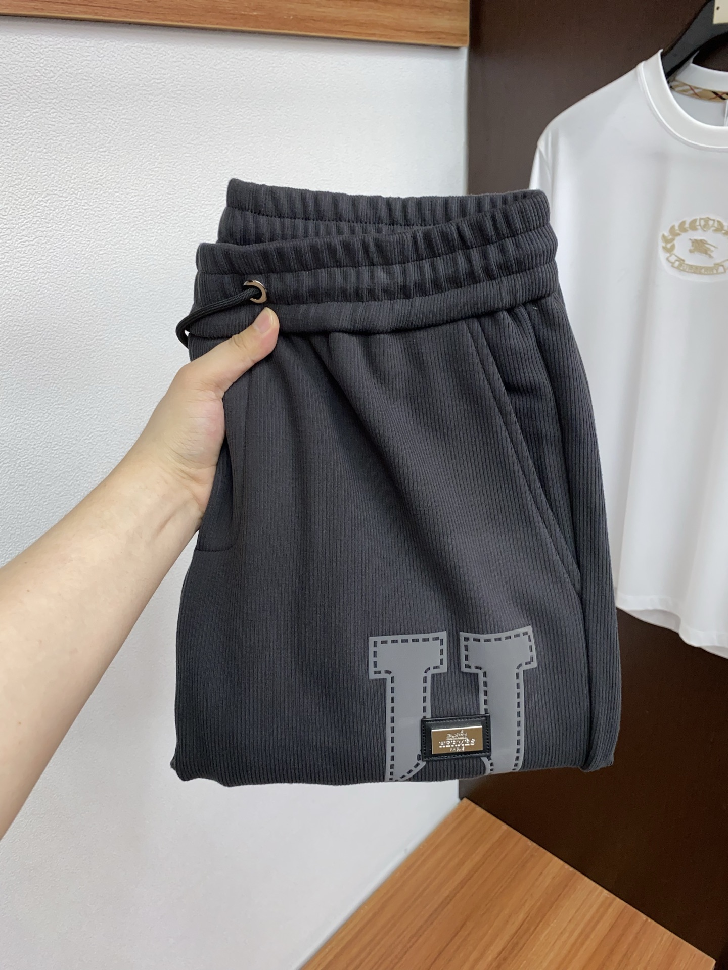 NO:595634,Hermès 2025 autumn and winter latest casual pants are clean and neatly cut, full of urban style. They are made of worsted fabrics that feel soft and dry, and the upper body effect is crisp and stylish. The hardware is exquisite and the logo design is very beautiful. So many top-quality raw materials create high-end products with unparalleled value. The first choice for high-end fashion people. Size M-3xL, hermes, alexander wang19860909爱玛仕 2025 秋冬最新休闲裤 干净利落剪裁,都市风十足 采用精纺面料手感软糯干爽,上身效果挺括有型.五金精致,logo设计非常好看如此众多的顶级原料,打造出价值感无与伦比的高端产品,高端潮流时尚人士首选 尺码 M-3xL,,hermes,alexander wang,Men's clothing