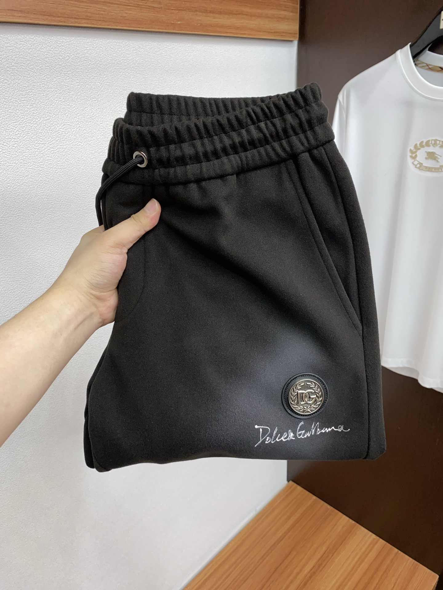 NO:596320,DG 2025 autumn and winter latest casual pants. Clean and neat tailoring, full of urban style. Made of worsted fabric that feels soft and dry, and the upper body effect is crisp and stylish. The hardware is exquisite and the logo design is very beautiful. So many top-quality raw materials create high-end products with unparalleled value. The first choice for high-end fashion people. Size M-3xL,, alexander wang19860909DG 2025 秋冬最新休闲裤 干净利落剪裁,都市风十足 采用精纺面料手感软糯干爽,上身效果挺括有型.五金精致,logo设计非常好看如此众多的顶级原料,打造出价值感无与伦比的高端产品,高端潮流时尚人士首选 尺码 M-3xL,,alexander wang,Men's clothing