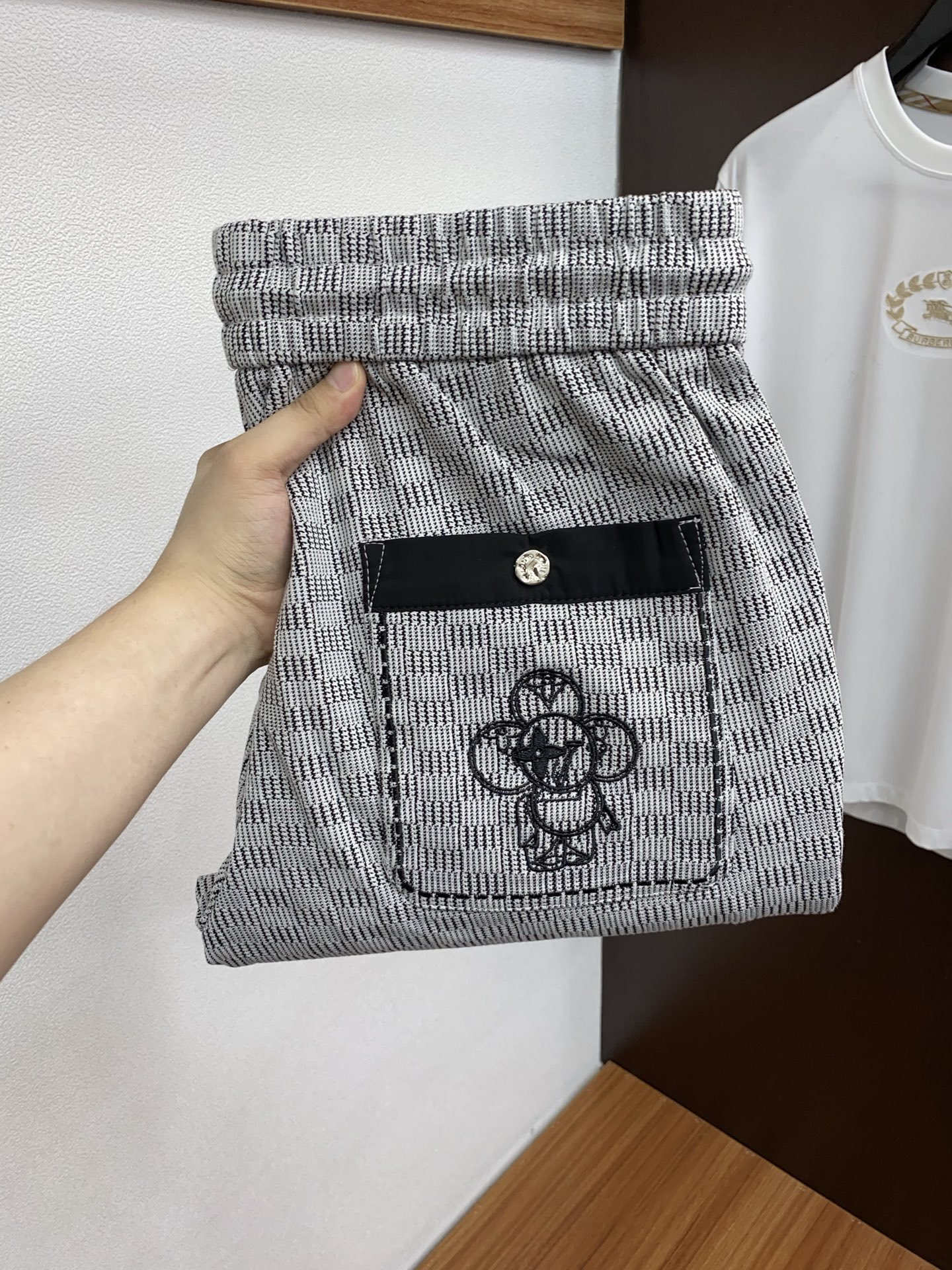 NO:595662,1v Louis Vuitton 2025 autumn and winter latest casual pants. Clean and neat tailoring, full of urban style. Made of worsted fabric that feels soft and dry, and the upper body effect is crisp and stylish. The hardware is exquisite and the logo design is very beautiful. So many top-quality raw materials create high-end products with unparalleled value. The first choice for high-end fashion people. Size M-3xL, Louis Vuitton, Alexander Wang198609091v路易威登 2025 秋冬最新休闲裤 干净利落剪裁,都市风十足 采用精纺面料手感软糯干爽,上身效果挺括有型.五金精致,logo设计非常好看如此众多的顶级原料,打造出价值感无与伦比的高端产品,高端潮流时尚人士首选 尺码 M-3xL,,louis vuitton,alexander wang,Men's clothing