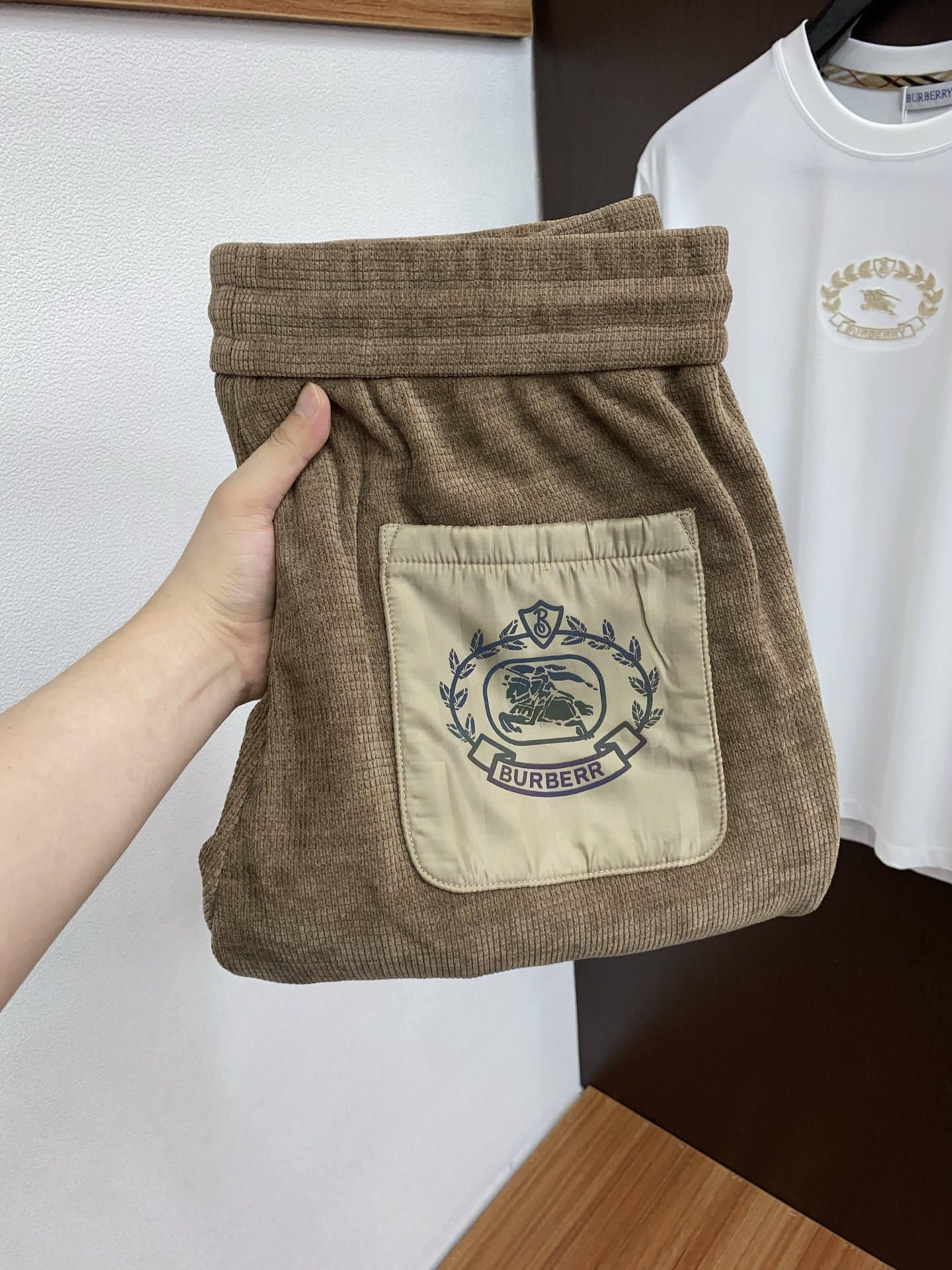 NO:596323,Burberry's latest 2025 autumn and winter casual pants are clean and neatly tailored, full of urban style. They are made of worsted fabrics that feel soft and dry, and the upper body effect is crisp and stylish. The hardware is exquisite and the logo design is very beautiful. So many top-quality raw materials create high-end products with unparalleled value. The first choice for high-end fashion people. Size M-3xL, burberry, alexander wang19860909巴宝莉 2025 秋冬最新休闲裤 干净利落剪裁,都市风十足 采用精纺面料手感软糯干爽,上身效果挺括有型.五金精致,logo设计非常好看如此众多的顶级原料,打造出价值感无与伦比的高端产品,高端潮流时尚人士首选 尺码 M-3xL,,burberry,alexander wang,Men's clothing