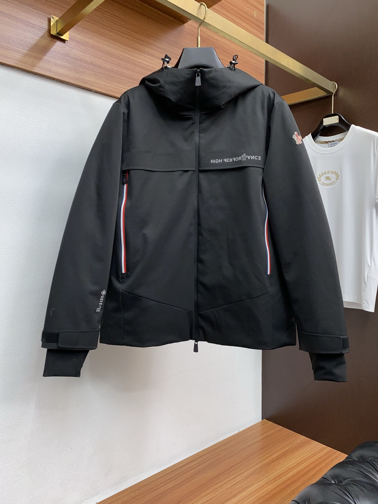 NO:595675,The top version of the masked version is synchronized with the counter. Logo pattern fabric down jacket. The latest hooded down jacket. Ace new single down jacket!  A king that I have been looking forward to for the second half of the year. The blood change has been successful. This down jacket is completely new blood, new accessories, new fabrics, new styles, and new versions!  Ultra-warm European standard down filling, high collar hooded design. Mo's windproof belt design with open interior!  Stylish color matching, precisely because of these irreplaceable details and specifications, the first in the industry, high quality, high-end goods, recommended for personal use!  !  Size m-3xl,,Moncler,jackets & coats,down jacket,hats,alexander wang19860909蒙口 顶级版本专柜同步 徽标图案布羽绒服 最新款连帽羽绒服 王牌新单 羽绒服外套！一个我期待了一个下半年的王 算是换血成功了,这款羽绒服完全是新鲜血液,新的辅料,新的面料,新的款式,新的版型！超保暖的欧标羽绒填充,高领连帽设计.内里敞开mo家的挡风腰带设计！时尚的配色,正是因为这些无法替代的细节与规格,业内首发款,高品质,高档货,自留推荐！！ 尺码m-3xl,,Moncler,jackets & coats,down jacket,hats,alexander wang,Men's clothing