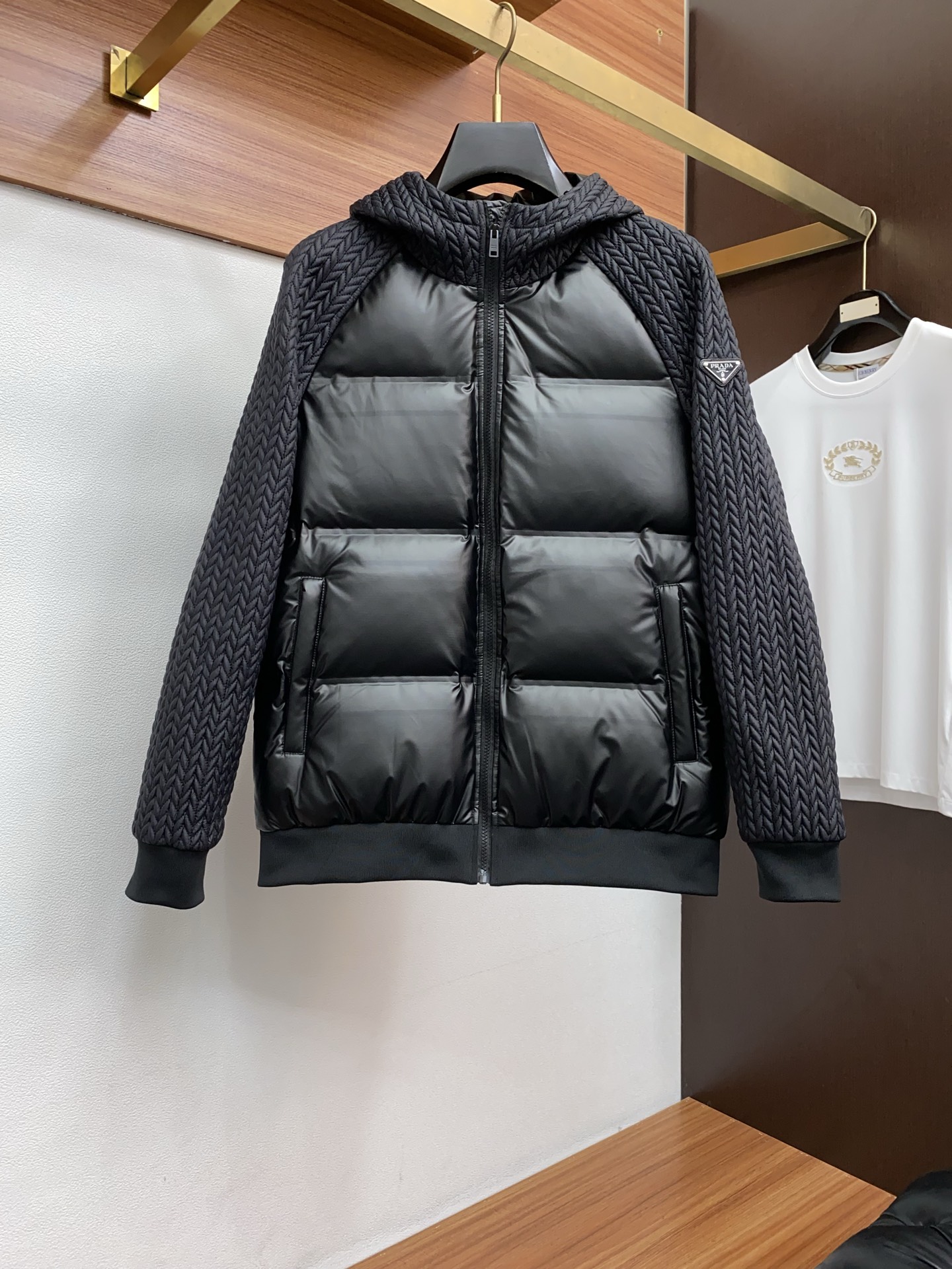 NO:595636,Prada's latest original autumn and winter down jacket is filled with 90% white duck down, which is a holy product with both resilience and warmth!  This fabric is made of top-quality nylon fabrics supplied by domestic customers. The surface of the fabric is customized in the same cylinder as the matt technology fabric. The nylon fabric material has a soft feel. The body is light and functional. The brand logo design logo embellishes the overall style of the body, creating a unique color matching aesthetic for this season, and a low-key and unobtrusive wearing style. Size M-3xl, prada, down jacket, alexander wang19860909普拉达 秋冬最新原版 羽绒服 内填充90白鸭绒 ,回弹性与保暖性兼圣品！ 这款采用国内客供顶级的尼龙织物面料 面料表面的专柜同缸定制亚光科技面料 尼龙织物的材质柔软手感.衣身质地轻盈兼具功能性,品牌logo设计标识点缀,提亮衣身整体格调,打造出本季独特色彩搭配美学,低调而不张扬的穿着风格.码数M-3xl,,prada,down jacket,alexander wang,Men's clothing