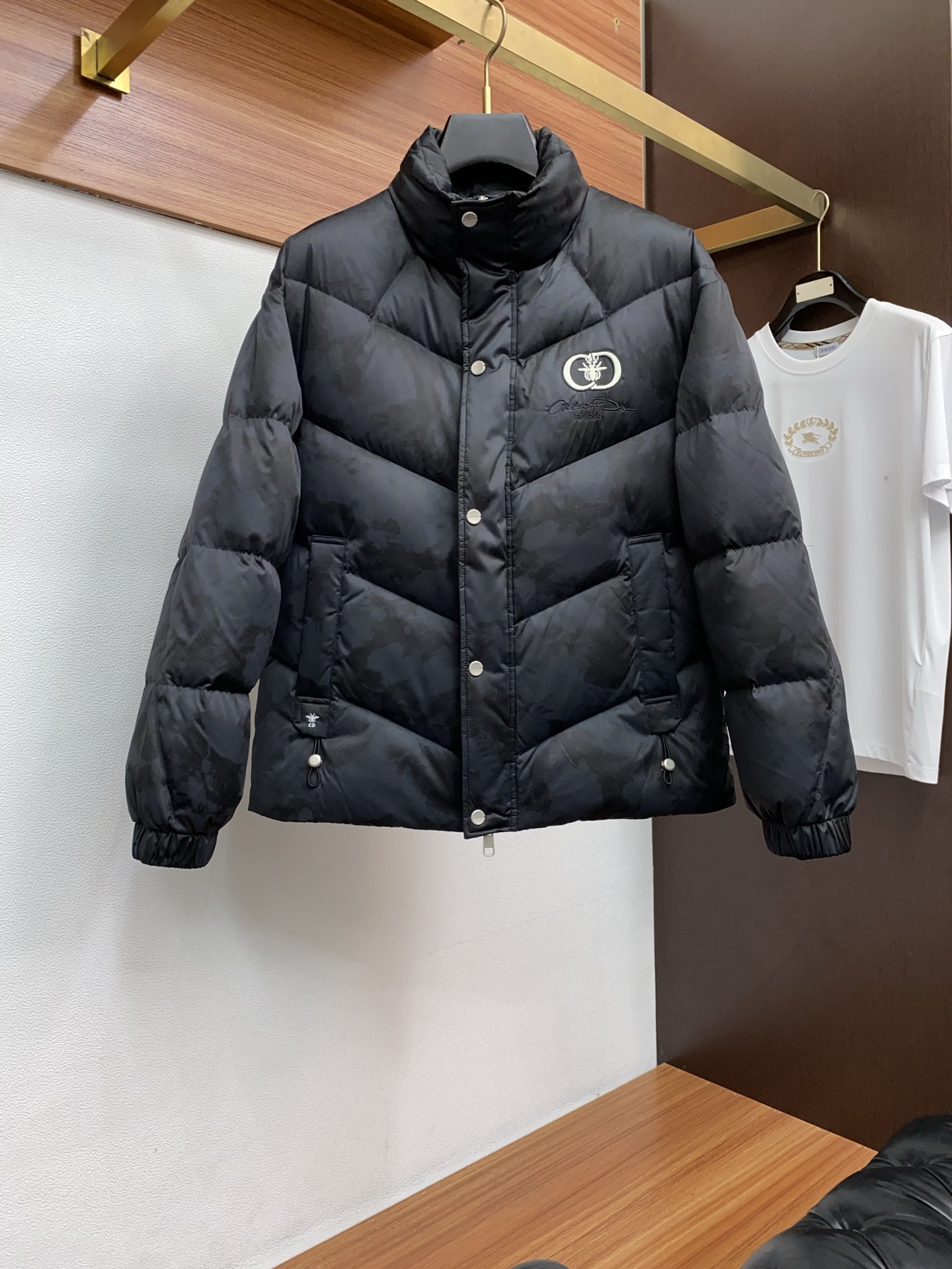 NO:595633,Dior's latest original autumn and winter down jacket is filled with 90% white duck down, which is a holy product with both resilience and warmth!  This fabric is made of top-grade nylon fabrics supplied by domestic customers. The surface of the fabric is customized in the same cylinder as the matt technology fabric. The nylon fabric material has a soft feel. The body is light and functional, and the brand logo design logo embellishes the overall style of the body, creating a unique color matching aesthetic for this season, a low-key and unobtrusive wearing style. Size M-3xl, dior, down jacket, alexander wang19860909迪奥 秋冬最新原版 羽绒服 内填充90白鸭绒 ,回弹性与保暖性兼圣品！ 这款采用国内客供顶级的尼龙织物面料 面料表面的专柜同缸定制亚光科技面料 尼龙织物的材质柔软手感.衣身质地轻盈兼具功能性,品牌logo设计标识点缀,提亮衣身整体格调,打造出本季独特色彩搭配美学,低调而不张扬的穿着风格.码数M-3xl,,dior,down jacket,alexander wang,Men's clothing