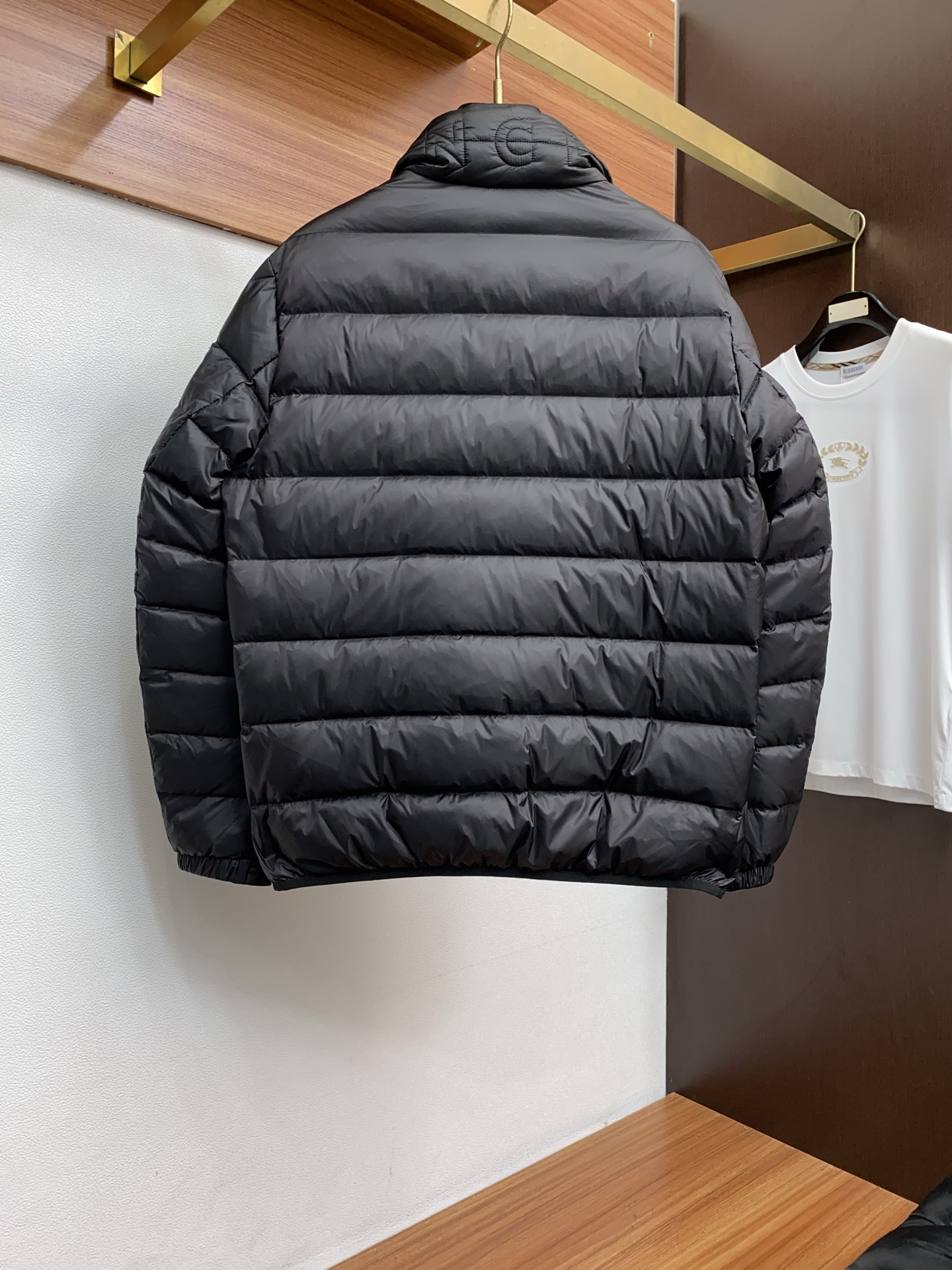 蒙口 秋冬最新原版 羽绒服内填充90白鸭绒 ，回弹性与保暖性兼圣品！这款采用国内客供顶级的尼龙织物面料面