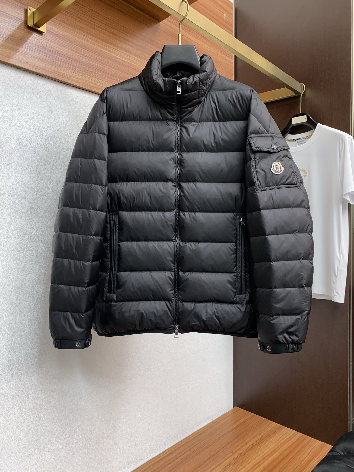 NO:595639,Mengkou's latest original autumn and winter down jacket is filled with 90% white duck down, which is a holy product with both resilience and warmth!  This fabric is made of top-quality nylon fabrics supplied by domestic customers. The surface of the fabric is customized in the same tank as the matt technology fabric. The nylon fabric material has a soft feel. The body is light and functional, and the brand logo design logo embellishes the overall style of the body, creating this season's unique color matching aesthetics, low-key and unobtrusive wearing style. Size M-3xl, Moncler, down jacket, alexander wang19860909蒙口 秋冬最新原版 羽绒服 内填充90白鸭绒 ,回弹性与保暖性兼圣品！ 这款采用国内客供顶级的尼龙织物面料 面料表面的专柜同缸定制亚光科技面料 尼龙织物的材质柔软手感.衣身质地轻盈兼具功能性,品牌logo设计标识点缀,提亮衣身整体格调,打造出本季独特色彩搭配美学,低调而不张扬的穿着风格.码数M-3xl,,Moncler,down jacket,alexander wang,Men's clothing