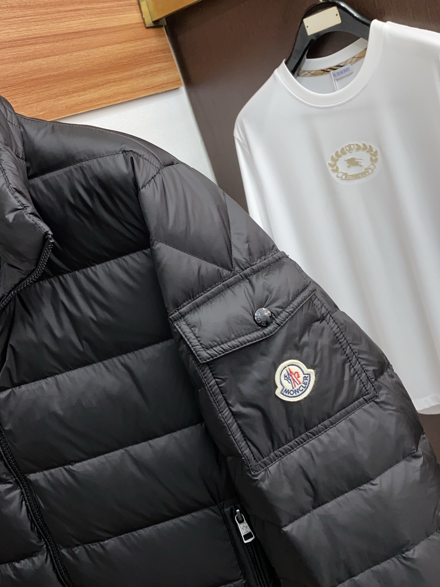 蒙口 秋冬最新原版 羽绒服内填充90白鸭绒 ，回弹性与保暖性兼圣品！这款采用国内客供顶级的尼龙织物面料面