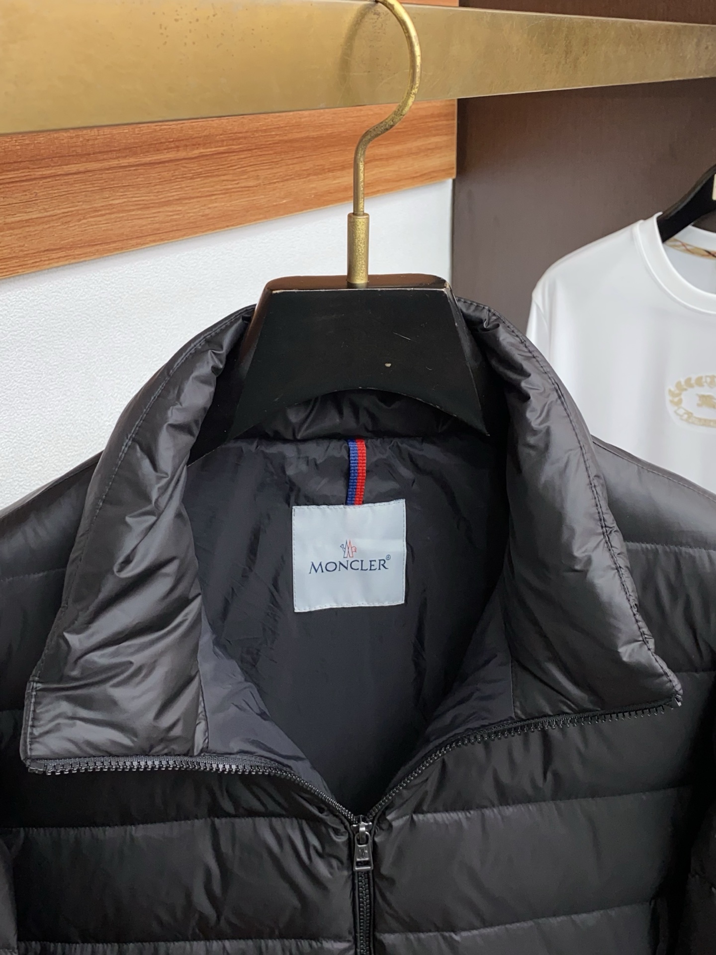 蒙口 秋冬最新原版 羽绒服内填充90白鸭绒 ，回弹性与保暖性兼圣品！这款采用国内客供顶级的尼龙织物面料面