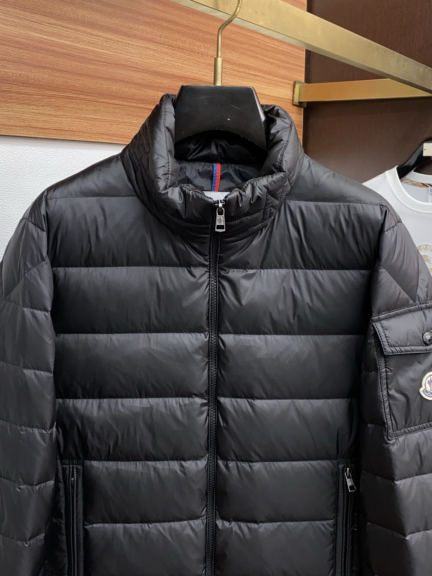 蒙口 秋冬最新原版 羽绒服内填充90白鸭绒 ，回弹性与保暖性兼圣品！这款采用国内客供顶级的尼龙织物面料面