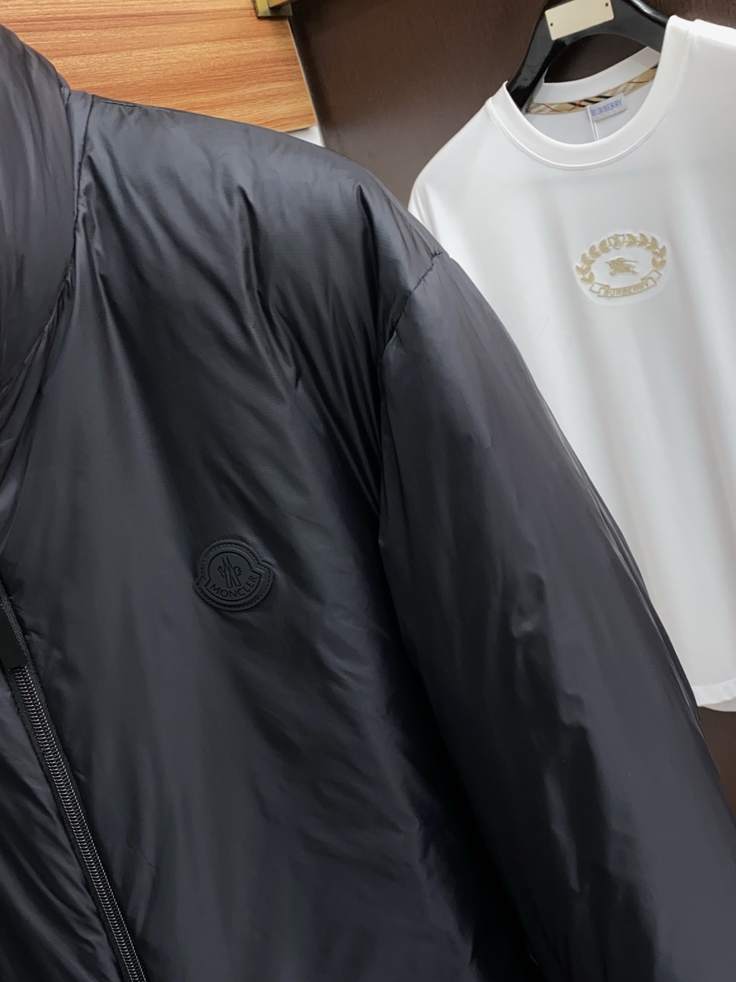 蒙口 秋冬最新原版 羽绒服内填充90白鸭绒 ，回弹性与保暖性兼圣品！这款采用国内客供顶级的尼龙织物面料面