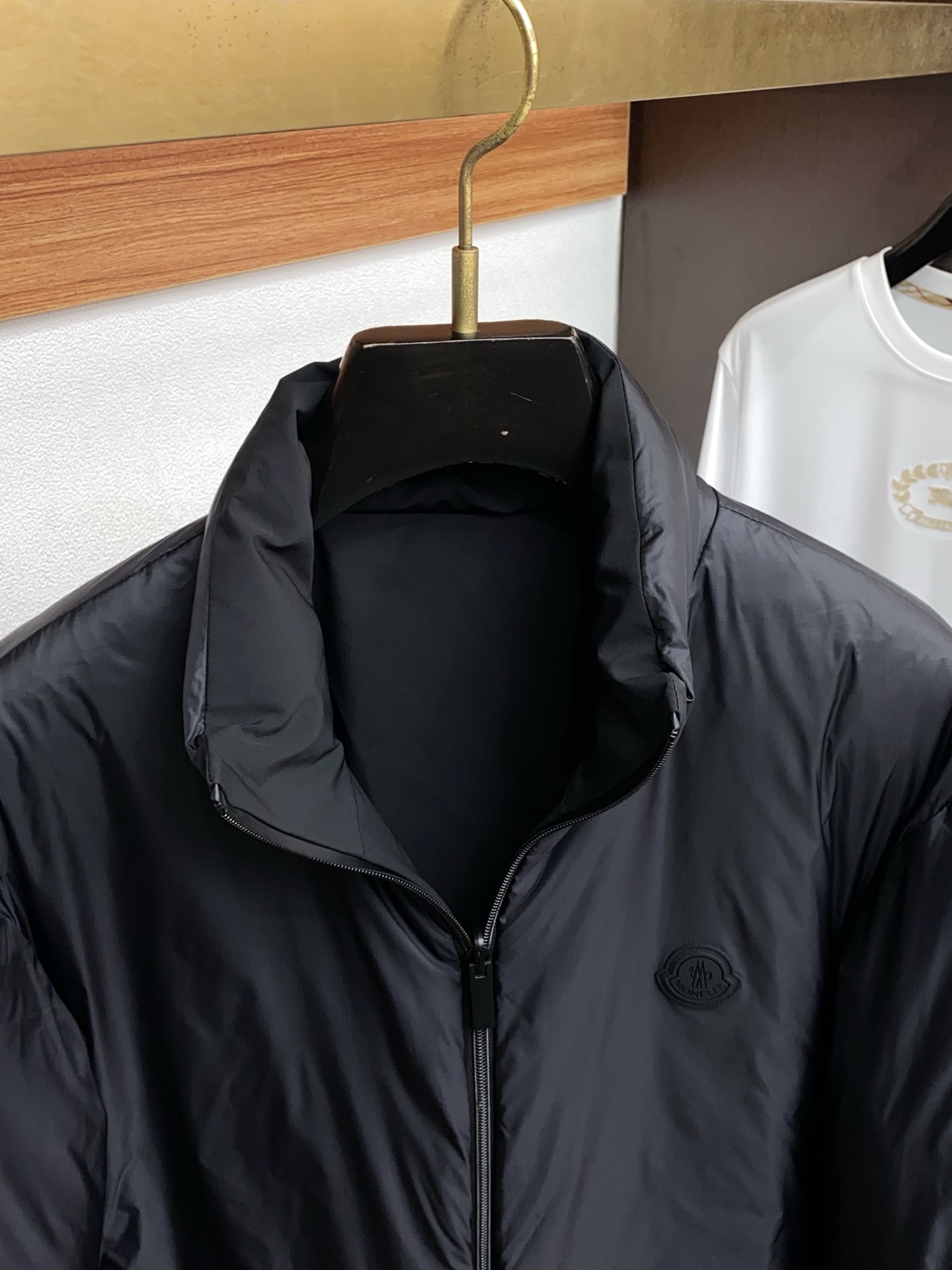 蒙口 秋冬最新原版 羽绒服内填充90白鸭绒 ，回弹性与保暖性兼圣品！这款采用国内客供顶级的尼龙织物面料面