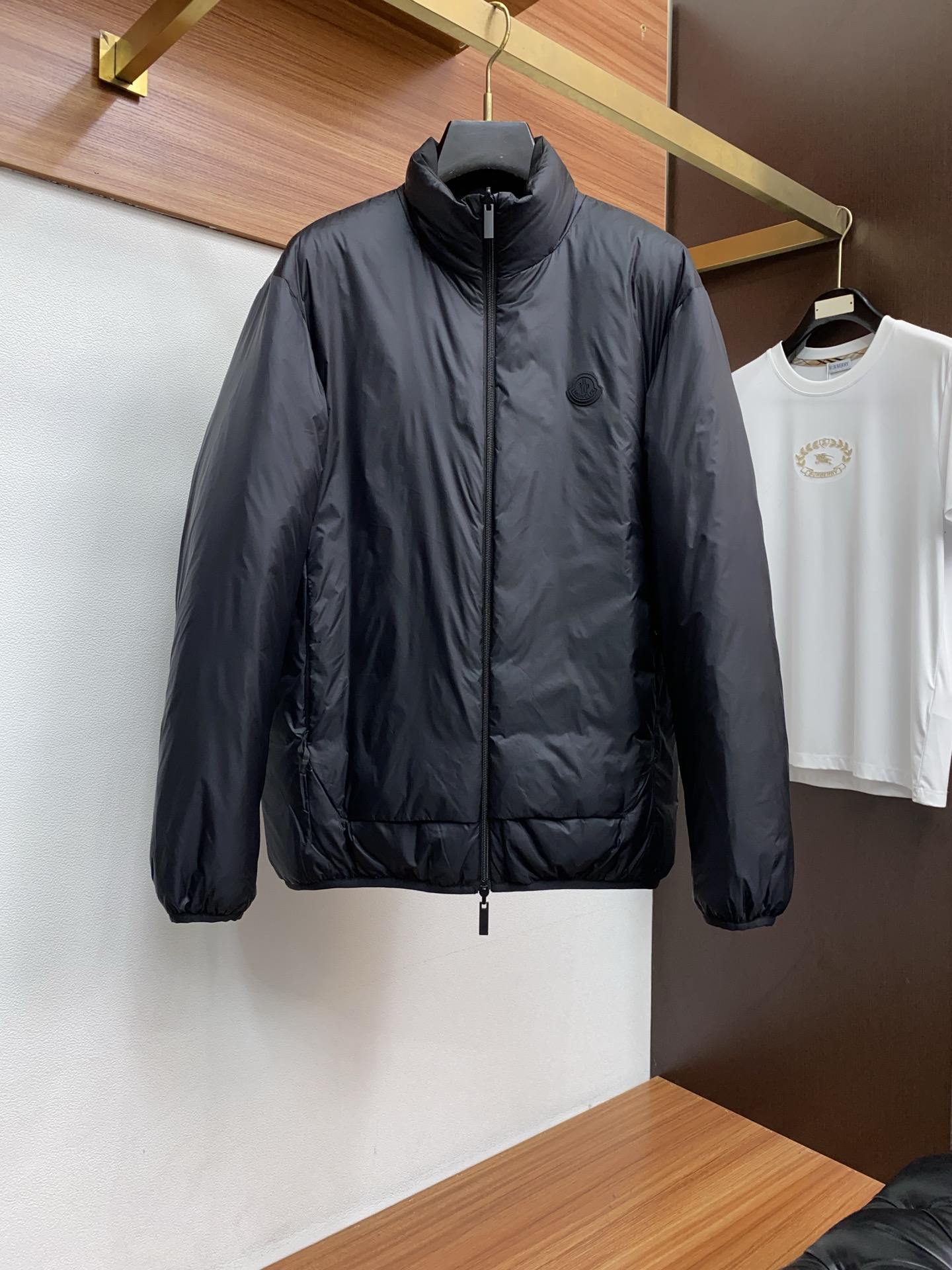 蒙口 秋冬最新原版 羽绒服内填充90白鸭绒 ，回弹性与保暖性兼圣品！这款采用国内客供顶级的尼龙织物面料面