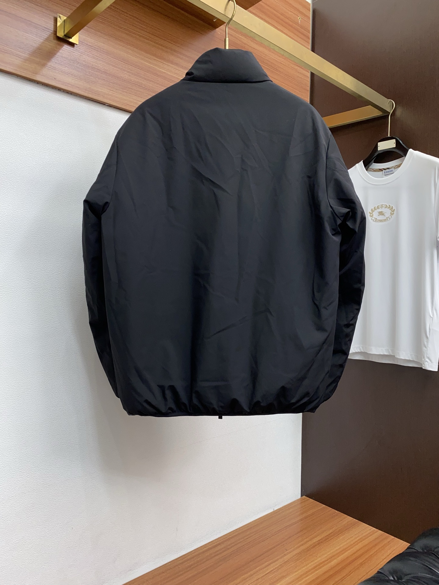 蒙口 秋冬最新原版 羽绒服内填充90白鸭绒 ，回弹性与保暖性兼圣品！这款采用国内客供顶级的尼龙织物面料面