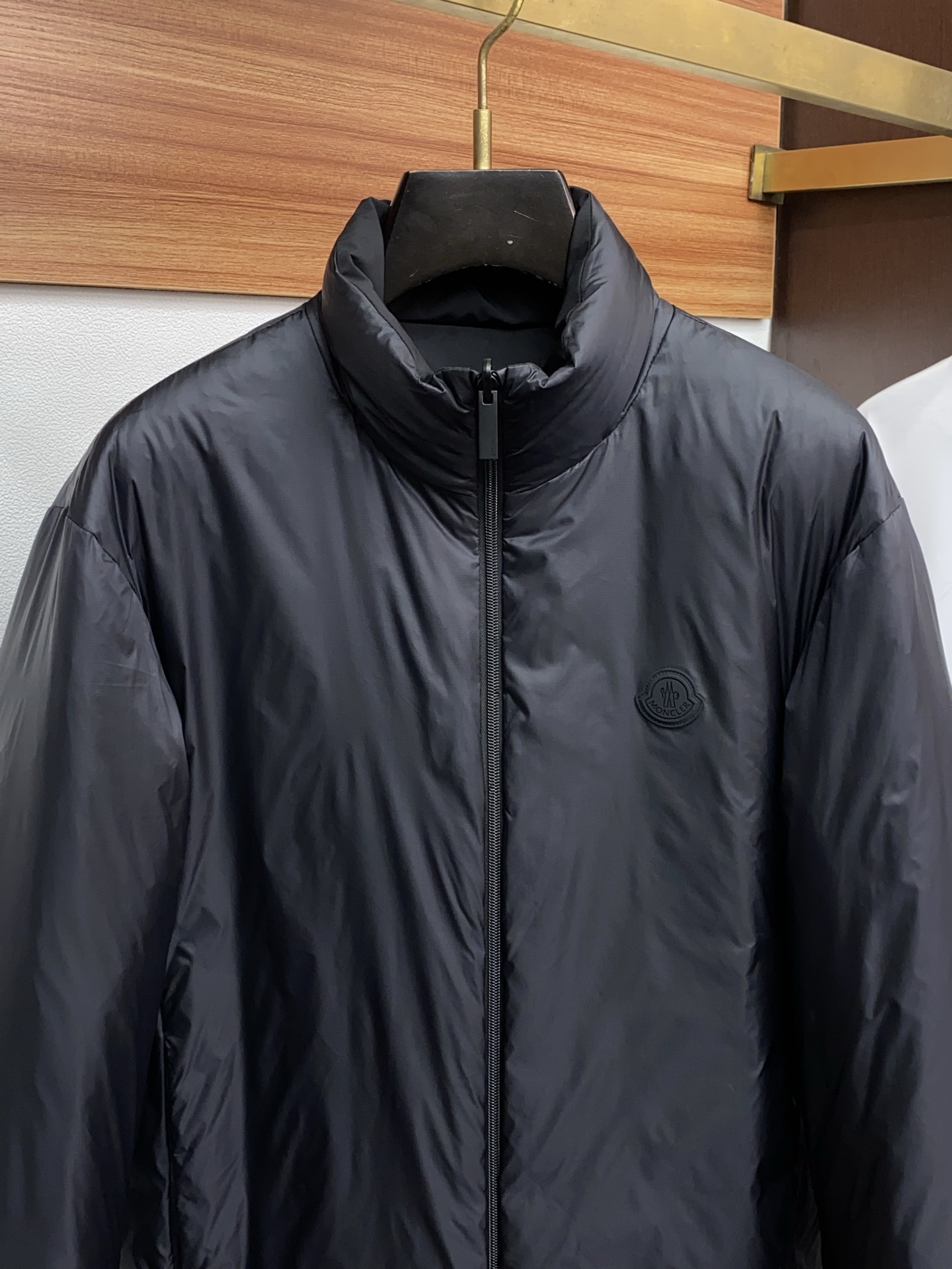 蒙口 秋冬最新原版 羽绒服内填充90白鸭绒 ，回弹性与保暖性兼圣品！这款采用国内客供顶级的尼龙织物面料面