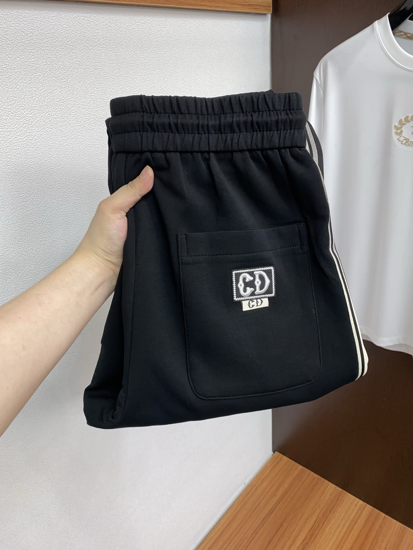 NO:595637,New products from Dior counters are on the market at the same time. High-quality fashionable casual pants made from original orders. Super versatile. Exclusively customized fabrics, with a delicate and soft feel, comfortable close-fitting, and a super stylish upper body! The latest hardware accessories from the original customized counter. Super beautiful shape, the upper body shows slender legs, the lining and wiring are impeccable, you can attend any occasion, size M-4xL,, dior, alexander wang19860909迪奥 专柜新品同步上市.原单订制高品质时尚休闲裤.超级百搭款.独家定制面料,手感细腻柔软,贴身舒适,上身超有型！原版定制专柜最新五金辅料.超靓版型、上身显腿修长,內里,走线都无可挑剔,任何场合都可出席,码数 M-4xL,,dior,alexander wang,Men's clothing