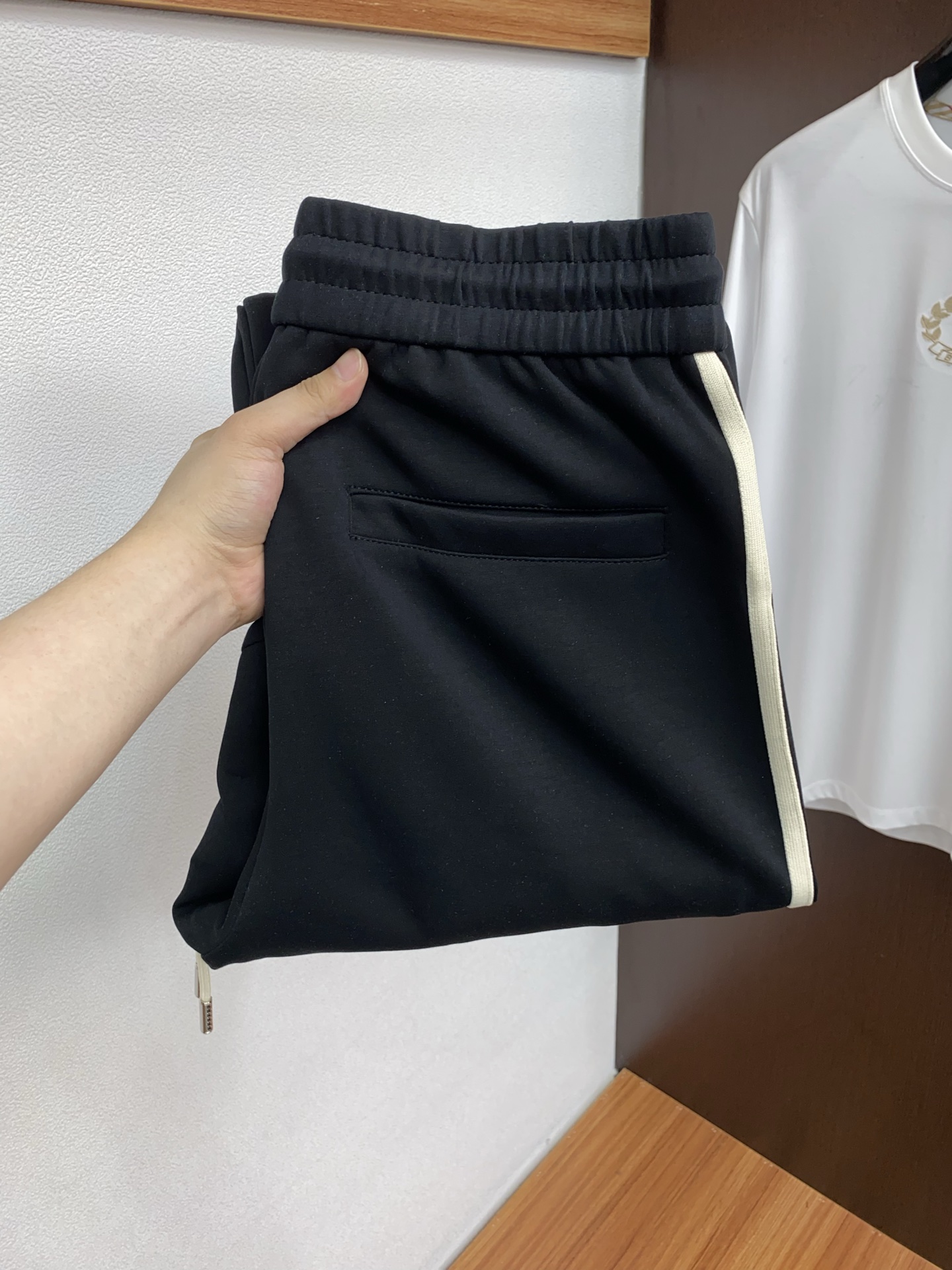 NO:596326,1v Louis Vuitton's new products are on the market at the same time. High-quality fashionable casual pants made from original orders. Super versatile. Exclusively customized fabrics, delicate and soft to the touch, comfortable next to the body, and super stylish on the upper body! The latest hardware accessories from the original customized counter. Super beautiful shape, the upper body shows slender legs, the lining and wiring are impeccable, you can attend any occasion, size M-4xL,, louis vuitton, alexander wang198609091v路易威登 专柜新品同步上市.原单订制高品质时尚休闲裤.超级百搭款.独家定制面料,手感细腻柔软,贴身舒适,上身超有型！原版定制专柜最新五金辅料.超靓版型、上身显腿修长,內里,走线都无可挑剔,任何场合都可出席,码数 M-4xL,,louis vuitton,alexander wang,Men's clothing