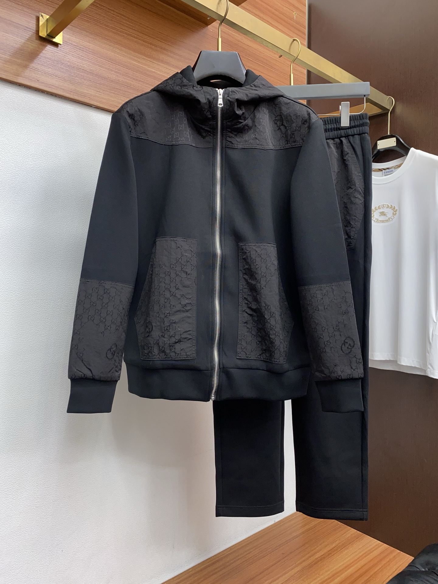 NO:595650,Gucci new autumn and winter zipper jacket suit, high-quality customized fabrics, top version trading company channel order, overseas boutique exclusive limited sale, classic is eternal, it is definitely worth buying!  This type of suit is also a must-have for lazy people. You don’t have to think about how to match it, you can just get it in one set!  Customized fabrics are provided by customers, which are smooth to the touch, yet crisp and stylish, and the upper body is full of texture!  The overall style is simple and elegant without losing style. It has a strong sense of upper body. It is definitely at the forefront of fashion. It is very comfortable to wear. The style and cut of the pants are needless to say. The upper body is exquisite and vivid. It is a truly top-notch casual sweatpants. It can be used in various occasions whether it is sports or leisure. Not for sale. Size: M-3XL,, jackets & coats, alexander wang19860909古奇 秋冬新款拉链外套套装 高品质定制面料 顶级版本贸易公司渠道订单,海外精品独家限定发售,经典即永恒,入手绝对值的！这种类型的套装也是懒人必备的一套,不用想怎么搭配,直接一套轻松搞定！客供定制面料,触感顺滑,却又挺括有型,上身质感十足！ 整体简洁大方而不失格调,上身感极强,绝对走在时尚最前端,穿着非常舒适,裤型款式和裁剪亦无需多言,上身精致跃然,真正殿堂级的休闲卫裤,无论是运动还是休闲时候都能胜任各种场合,不拆卖 码数M-3XL,,jackets & coats,alexander wang,Men's clothing