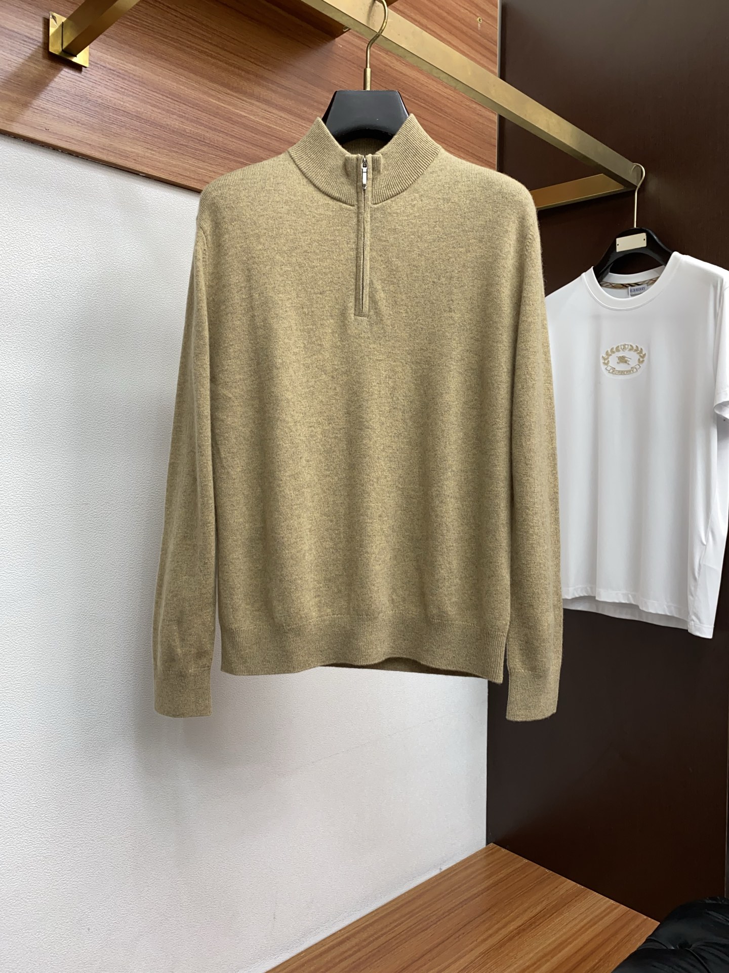 NO:596303,2025 new autumn and winter knitted wool sweater long-sleeved sweater. The latest fashion trend effect, fashionable new charm, elements and modern trendy high street style are integrated into the 'Tianguan's work'. It is a single product with full appearance. Knitted wool fabric is supplied to customers!  Alternative series design!  It feels smooth and delicate, and the breathability and comfort are impeccable. The simple and stylish design comes from the latest fashion methods, highlighting the avant-garde unique personality. A must-have item for fashionistas to express the meticulous fashion atmosphere of the new season. Same style for men and women. Sizes M-3XL,,sweaters,alexander wang198609092025秋冬新款针织羊毛衫长袖毛衣 最新时尚潮流效果,时尚新韵味,元素及现代潮流的高街风格融合一起的“天官之作”,颜值十足的单品.客供针织羊毛面料！平替系列设计！手感顺滑细腻,着身的透气舒适感无可挑剔.简约时尚的版型设计来源于潮流时尚的最新手法,彰显前卫独特个性.时尚达人的必备单品表达全新季度一丝不苟的时尚气息.男女同款.尺码M-3XL,,sweaters,alexander wang,Men's clothing