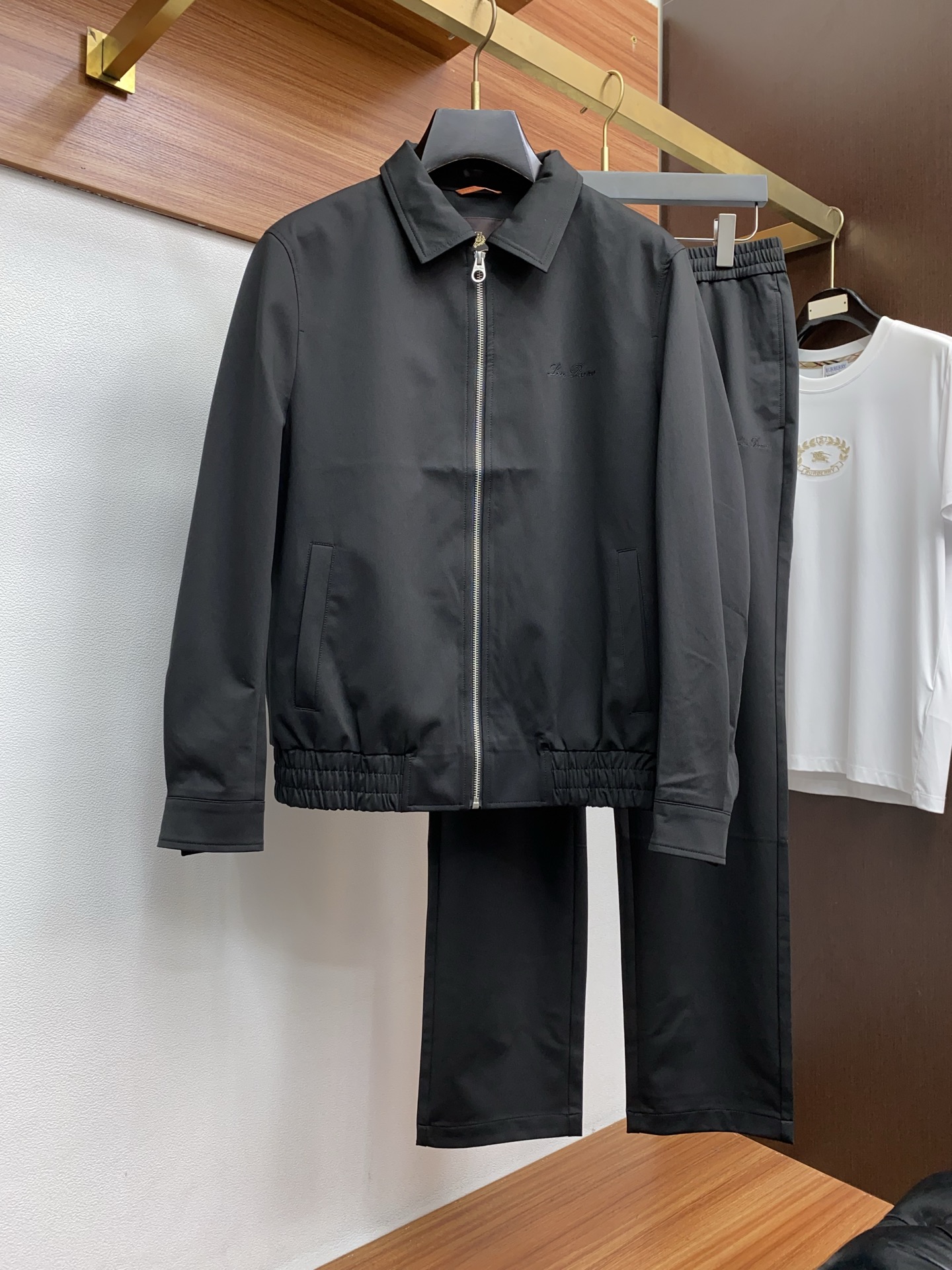 NO:595648,Suits, clothes, pants 300 LP Loro Piana official website, same style, on sale in advance, 2025ss autumn new men's jacket, coat and trousers suit, original high-end version, counter-customized fabrics, high breathability and comfort, impeccable details, brand element design concept, reflecting high quality. Delicate and soft feel, casual tailoring, awesome upper body shape, size M～3XL,,,loro piana,jackets & coats,jackets & coats,alexander  wang19860909套装 衣服 裤子300 LP 诺悠翩雅 官网同款,提前发售 2025ss秋季新款男士夹克外套长裤套装 ,原单高端版本 专柜定制面料 透气舒适度高,细节无可挑剔,品牌元素设计理念,体现高品质.手感细腻柔软 呈现休闲裁剪,上身版型超赞 码数M～3XL,,,loro piana,jackets & coats,jackets & coats,alexander wang,Men's clothing