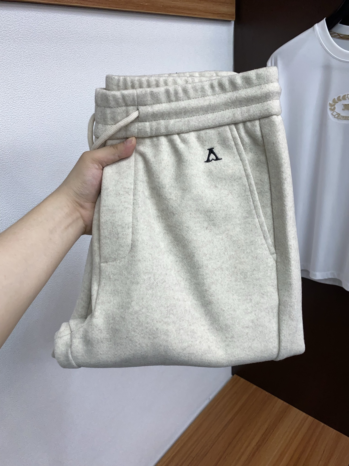 NO:595654,1v Louis Vuitton specializes in new casual pants, high-end version!  The custom-made wool blended fabrics at the counter focus on high comfort and impeccable fit details. The brand's design concept of alternating elements reflects high quality. It feels delicate and soft!  It presents a casual cut and the upper body shape is awesome!  Size S -4xL,,louis vuitton,alexander wang198609091v路易威登 专供新款休闲裤 高端版本！专柜定制羊毛混纺面料 主打舒适度高 版型 细节无可挑剔,品牌平替元素设计理念,体现高品质.手感细腻柔软！呈现休闲裁剪,上身版型超赞！ 码数S -4xL,,louis vuitton,alexander wang,Men's clothing