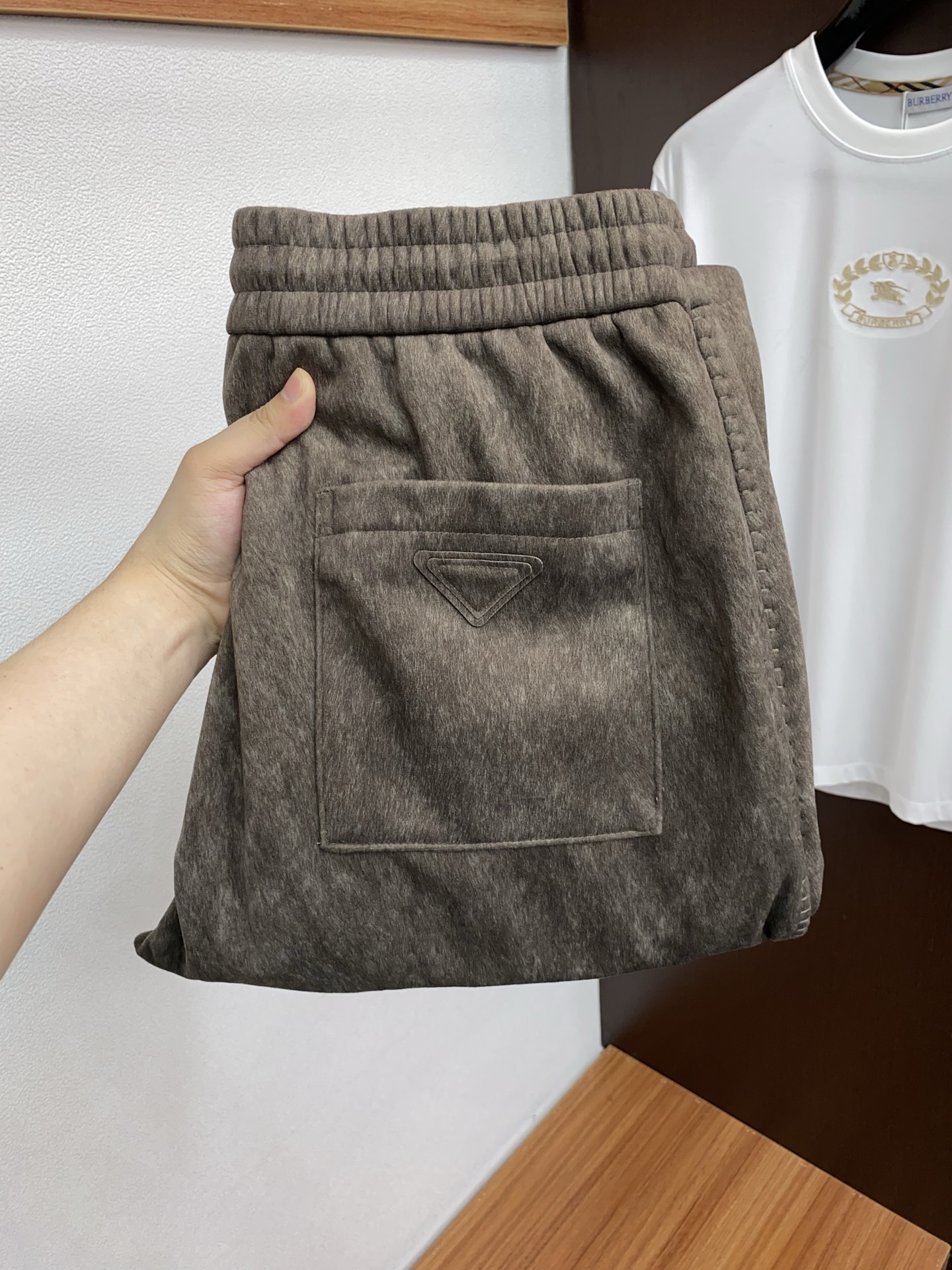 NO:595640,Prada specializes in new casual pants, high-end version!  The custom-made wool blended fabrics at the counter focus on high comfort and impeccable fit details. The brand's design concept of alternating elements reflects high quality. It feels delicate and soft!  It presents a casual cut and the upper body shape is awesome!  Size S -4xL,,prada,alexander wang19860909普拉达 专供新款休闲裤 高端版本！专柜定制羊毛混纺面料 主打舒适度高 版型 细节无可挑剔,品牌平替元素设计理念,体现高品质.手感细腻柔软！呈现休闲裁剪,上身版型超赞！ 码数S -4xL,,prada,alexander wang,Men's clothing