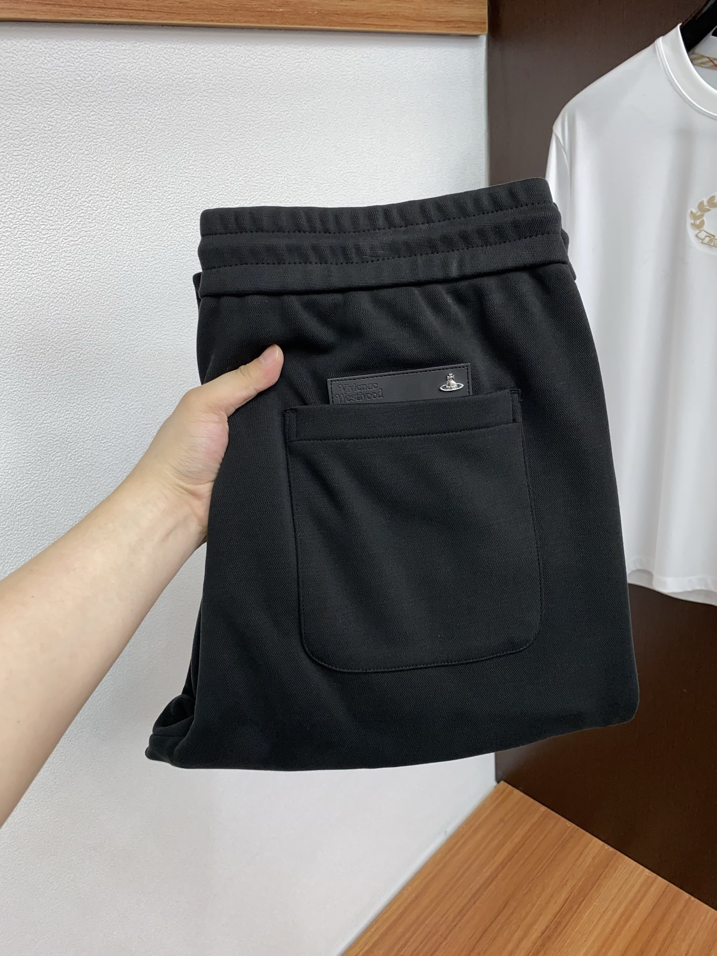 NO:596338,Queen Mother West specializes in new casual pants, high-end version!  The custom-made wool blended fabrics at the counter focus on high comfort and impeccable fit details. The brand's design concept of alternating elements reflects high quality. It feels delicate and soft!  It presents a casual cut and the upper body shape is awesome!  Size S -4xL,,alexander wang19860909西太后 专供新款休闲裤 高端版本！专柜定制羊毛混纺面料 主打舒适度高 版型 细节无可挑剔,品牌平替元素设计理念,体现高品质.手感细腻柔软！呈现休闲裁剪,上身版型超赞！ 码数S -4xL,,alexander wang,Men's clothing