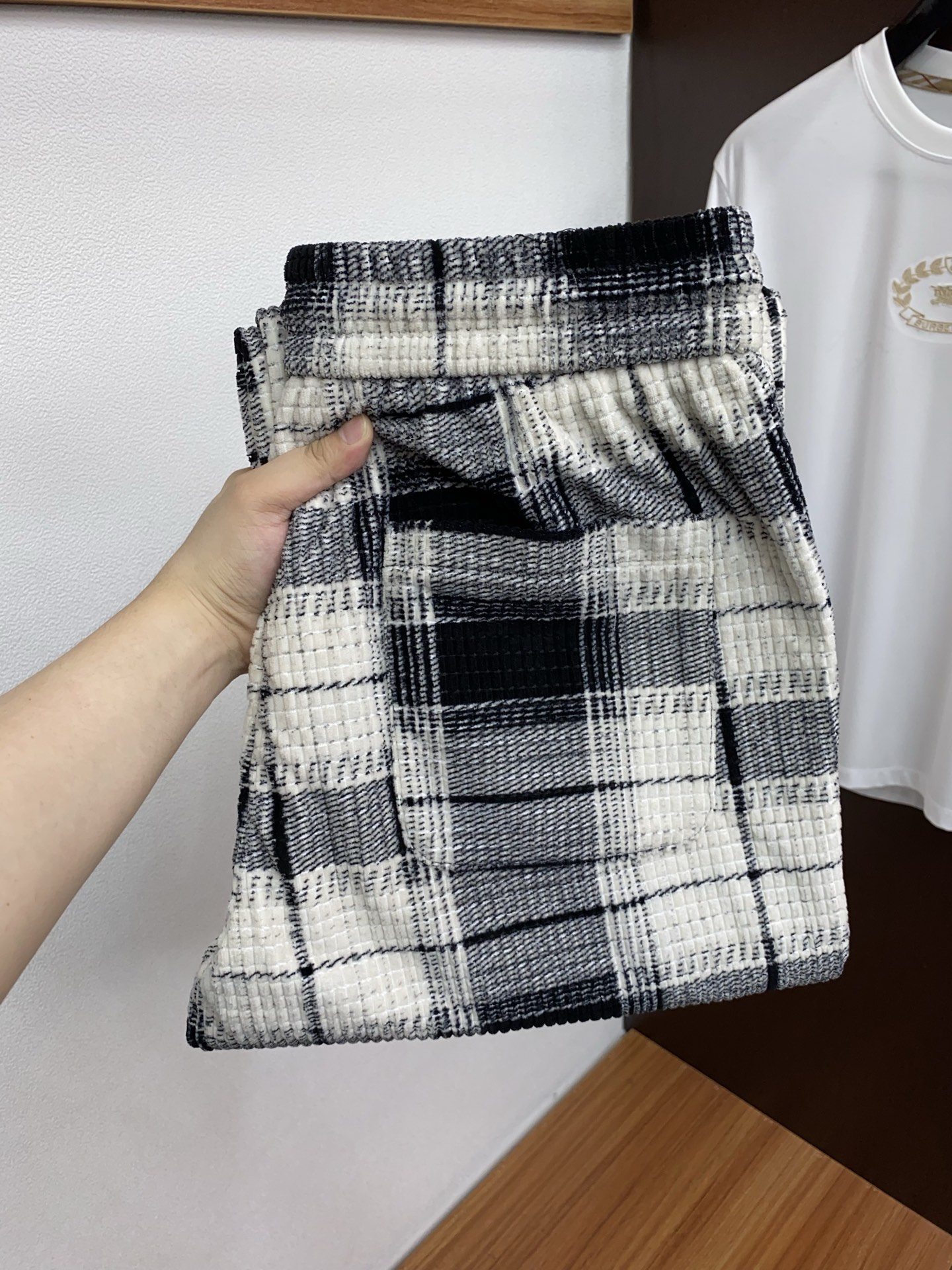 NO:595614,DG specializes in new casual pants, high-end versions!  The custom-made wool blended fabrics at the counter focus on high comfort and impeccable fit details. The brand's design concept of alternating elements reflects high quality. It feels delicate and soft!  It presents a casual cut and the upper body shape is awesome!  Size S -4xL,,alexander wang19860909DG 专供新款休闲裤 高端版本！专柜定制羊毛混纺面料 主打舒适度高 版型 细节无可挑剔,品牌平替元素设计理念,体现高品质.手感细腻柔软！呈现休闲裁剪,上身版型超赞！ 码数S -4xL,,alexander wang,Men's clothing