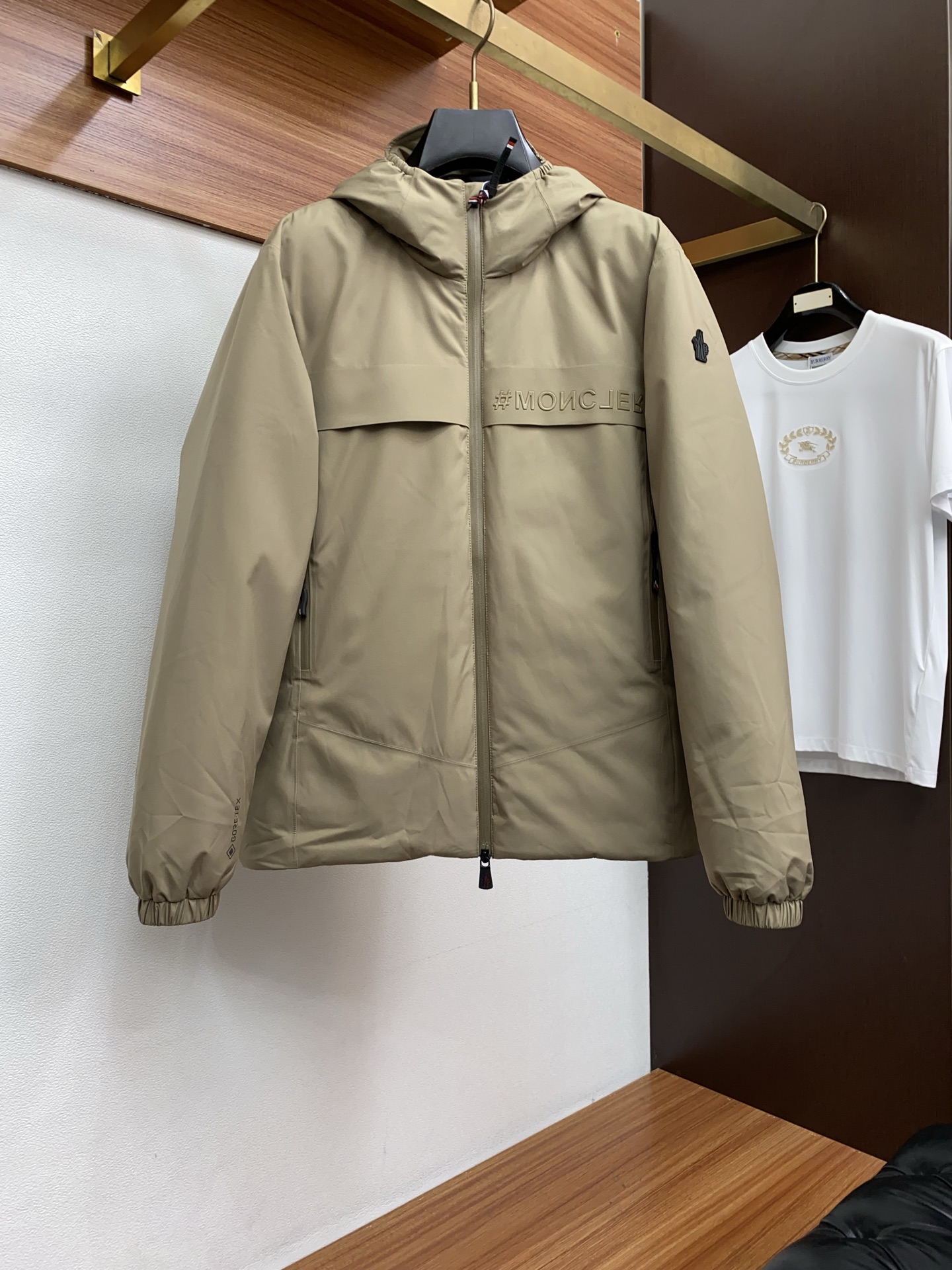 NO:595624,Meng Mouth Top Version Counter Synchronization Logo Pattern Cloth Down Jacket Latest Hooded Down Jacket Ace New Order New National Standard 90 White Duck Down Jacket!  A king that I have been looking forward to for the second half of the year. The blood change has been successful. This down jacket is completely new blood, new accessories, new fabrics, new styles, and new versions!  Ultra-warm European standard down filling, high collar hooded design. Mo's windproof belt design with open interior!  Stylish color matching, precisely because of these irreplaceable details and specifications, the first in the industry, high quality, high-end goods, recommended for personal use!  !  Size m-3xl,,Moncler,jackets & coats,down jacket,hats,alexander wang19860909蒙口 顶级版本专柜同步 徽标图案布羽绒服 最新款连帽羽绒服 王牌新单 新国标90白鸭绒羽绒服外套！一个我期待了一个下半年的王 算是换血成功了,这款羽绒服完全是新鲜血液,新的辅料,新的面料,新的款式,新的版型！超保暖的欧标羽绒填充,高领连帽设计.内里敞开mo家的挡风腰带设计！时尚的配色,正是因为这些无法替代的细节与规格,业内首发款,高品质,高档货,自留推荐！！ 尺码m-3xl,,Moncler,jackets & coats,down jacket,hats,alexander wang,Men's clothing