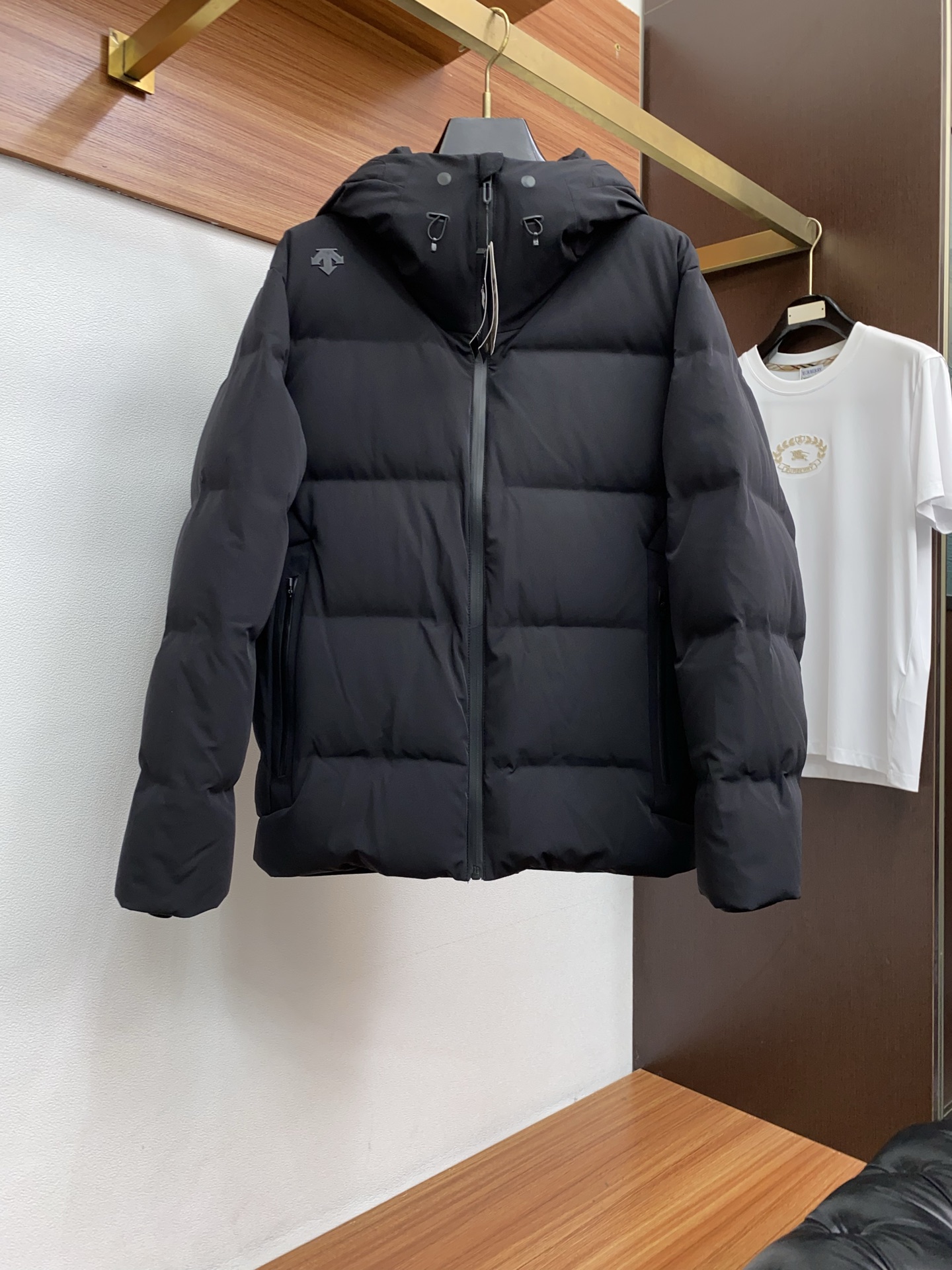 NO:595630,Descente's top version counter synchronized logo pattern cloth down jacket, the latest hooded down jacket, trump card new order, new national standard 90 white duck down jacket jacket!  A king that I have been looking forward to for the second half of the year. The blood change has been successful. This down jacket is completely new blood, new accessories, new fabrics, new styles, and new versions!  Ultra-warm European standard down filling, high collar hooded design. Mo's windproof belt design with open interior!  Stylish color matching, precisely because of these irreplaceable details and specifications, the first in the industry, high quality, high-end goods, recommended for personal use!  !  Size m-3xl,,jackets & coats,down jacket,hats,alexander wang19860909迪桑特 顶级版本专柜同步 徽标图案布羽绒服 最新款连帽羽绒服 王牌新单 新国标90白鸭绒羽绒服外套！一个我期待了一个下半年的王 算是换血成功了,这款羽绒服完全是新鲜血液,新的辅料,新的面料,新的款式,新的版型！超保暖的欧标羽绒填充,高领连帽设计.内里敞开mo家的挡风腰带设计！时尚的配色,正是因为这些无法替代的细节与规格,业内首发款,高品质,高档货,自留推荐！！ 尺码m-3xl,,jackets & coats,down jacket,hats,alexander wang,Men's clothing