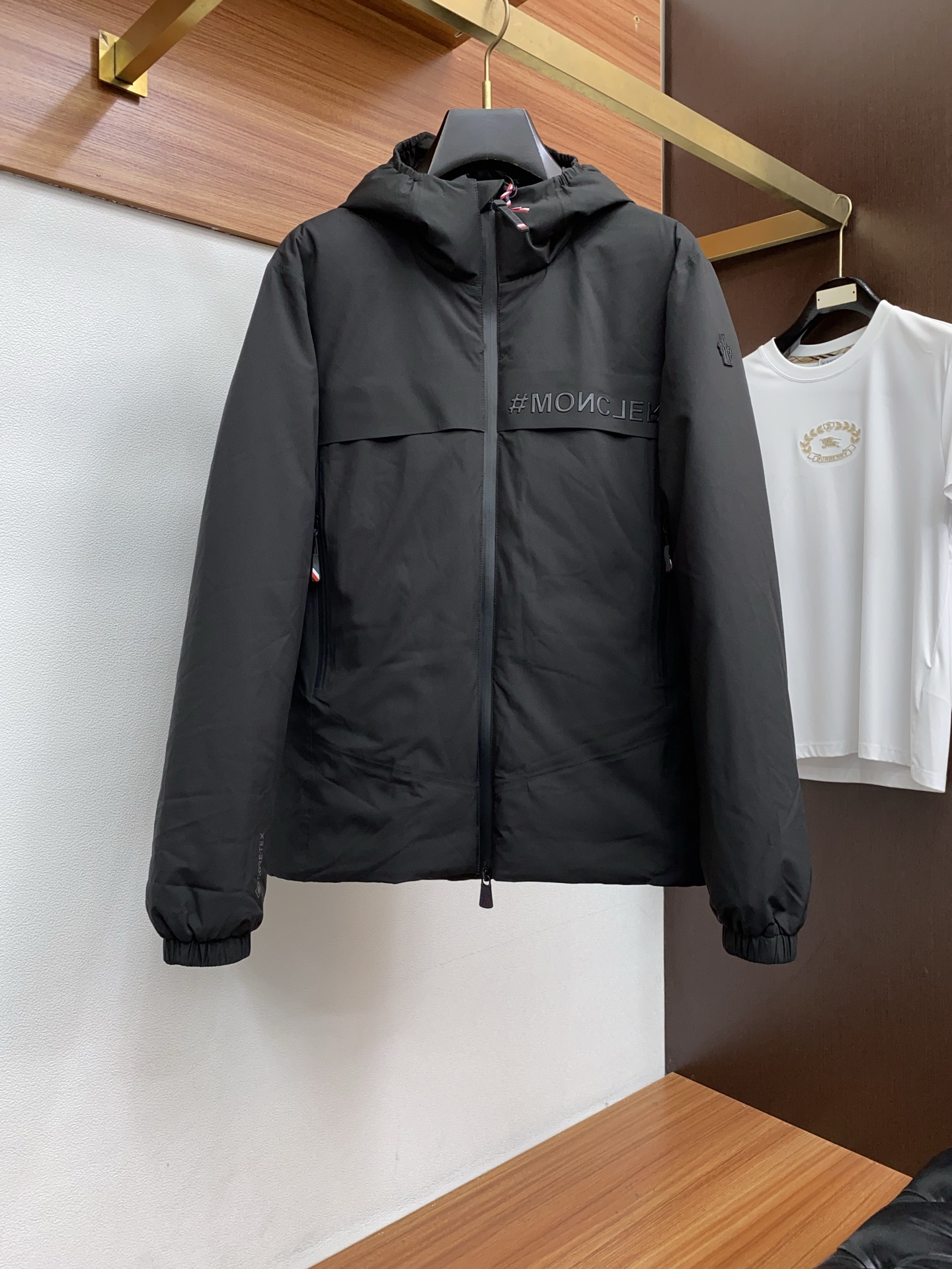 NO:595669,Meng Mouth Top Version Counter Synchronization Logo Pattern Cloth Down Jacket Latest Hooded Down Jacket Ace New Order New National Standard 90 White Duck Down Jacket!  A king that I have been looking forward to for the second half of the year. The blood change has been successful. This down jacket is completely new blood, new accessories, new fabrics, new styles, and new versions!  Super warm European standard down filling, high collar hooded design and fashionable color matching. It is precisely because of these irreplaceable details and specifications that it is the first model in the industry, high quality, high-end goods, recommended for personal use!  !  Size m-3xl,,Moncler,jackets & coats,down jacket,hats,alexander wang19860909蒙口 顶级版本专柜同步 徽标图案布羽绒服 最新款连帽羽绒服 王牌新单 新国标90白鸭绒羽绒服外套！一个我期待了一个下半年的王 算是换血成功了,这款羽绒服完全是新鲜血液,新的辅料,新的面料,新的款式,新的版型！超保暖的欧标羽绒填充,高领连帽设计 时尚的配色,正是因为这些无法替代的细节与规格,业内首发款,高品质,高档货,自留推荐！！ 尺码m-3xl,,Moncler,jackets & coats,down jacket,hats,alexander wang,Men's clothing