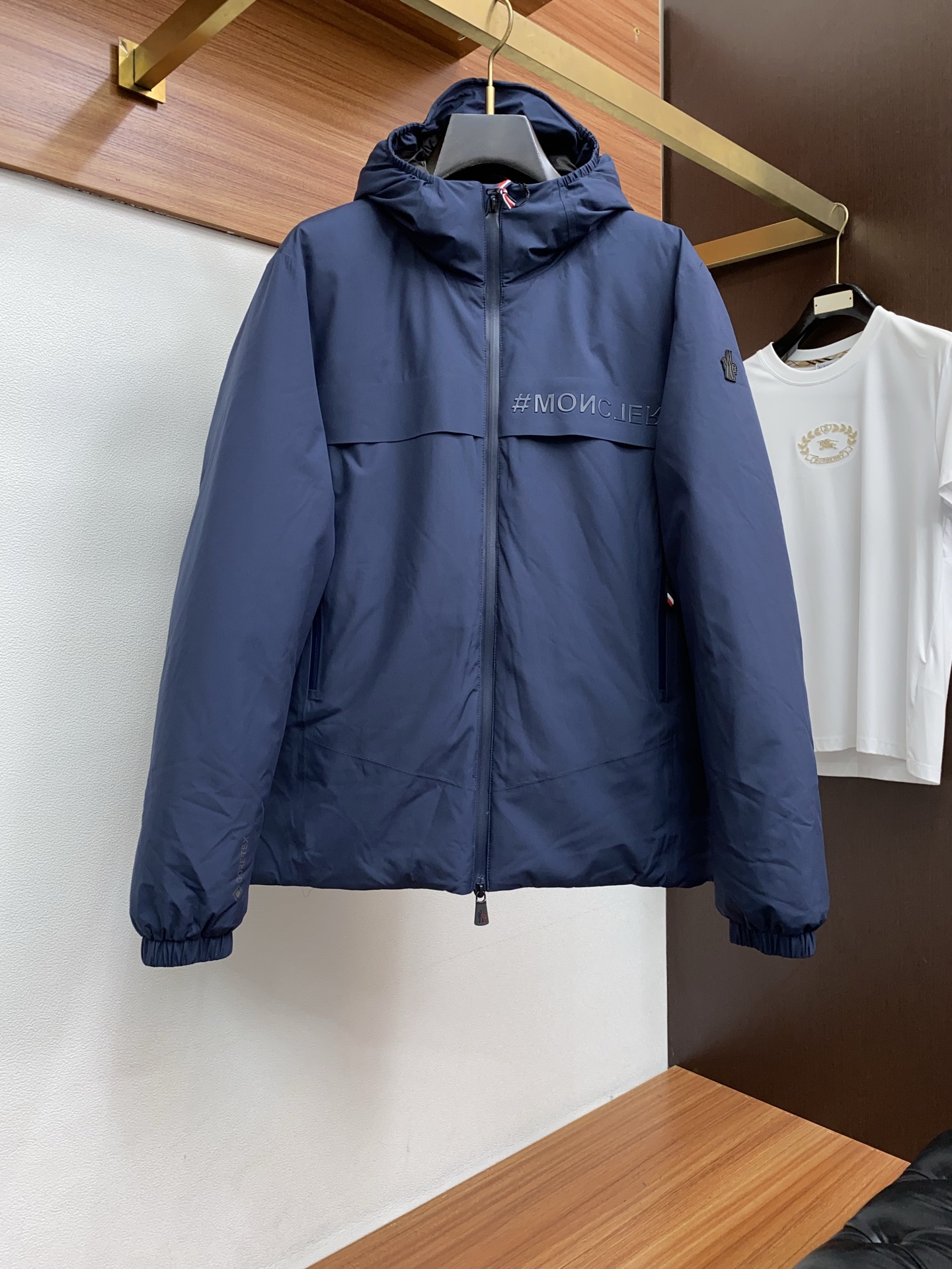 NO:595672,Meng Mouth Top Version Counter Synchronization Logo Pattern Cloth Down Jacket Latest Hooded Down Jacket Ace New Order New National Standard 90 White Duck Down Jacket!  A king that I have been looking forward to for the second half of the year. The blood change has been successful. This down jacket is completely new blood, new accessories, new fabrics, new styles, and new versions!  Super warm European standard down filling, high collar hooded design. Stylish color matching. It is precisely because of these irreplaceable details and specifications that it is the first model in the industry, high quality, high-end goods, recommended for personal use!  !  Size m-3xl,,Moncler,jackets & coats,down jacket,hats,alexander wang19860909蒙口 顶级版本专柜同步 徽标图案布羽绒服 最新款连帽羽绒服 王牌新单 新国标90白鸭绒羽绒服外套！一个我期待了一个下半年的王 算是换血成功了,这款羽绒服完全是新鲜血液,新的辅料,新的面料,新的款式,新的版型！超保暖的欧标羽绒填充,高领连帽设计.时尚的配色,正是因为这些无法替代的细节与规格,业内首发款,高品质,高档货,自留推荐！！ 尺码m-3xl,,Moncler,jackets & coats,down jacket,hats,alexander wang,Men's clothing