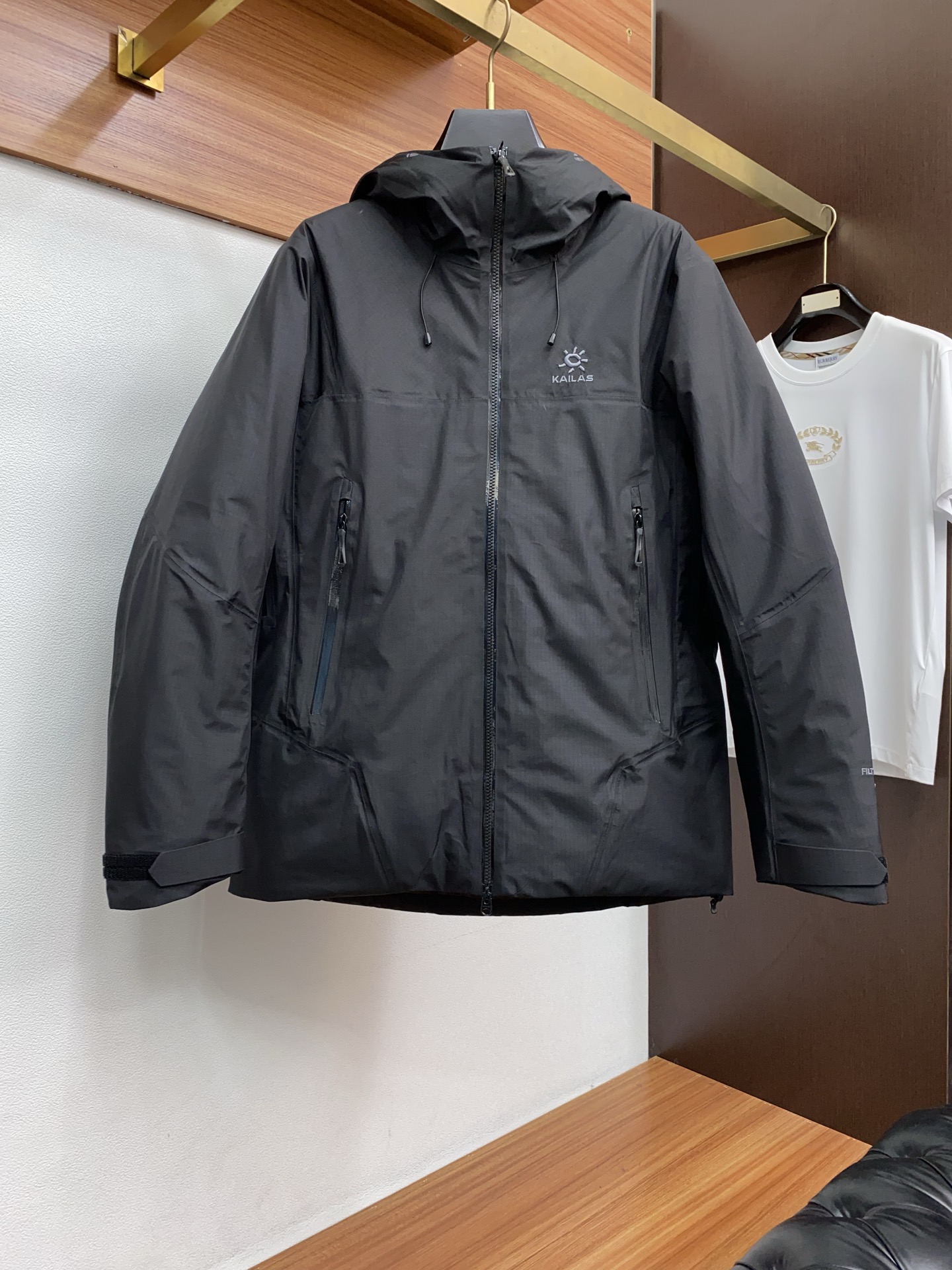 NO:595627,Kailer Stone 2025 new autumn and winter down jacket. Original 1:1 customized hardware accessories, all imported and original customization. Welcome to compare at the counter. Absolutely high quality. Made of white duck down. Super soft. Filled with fluffy and full feathers. Super heavy fabric. Excellent workmanship. Perfect version. Pay attention to the fabric. Super comfortable. Exclusive model. Non-market goods. Same size for men and women. 1-5,, down jacket, alexander wang19860909凯乐石 2025秋冬新款羽绒服 原版1:1订制五金配件全进口原版定制 欢迎专柜对比 绝对的高品质 采用白鸭绒 超柔软 充羽量蓬松饱满 超级重面料做工杠杠的 版型完美 注意 面料超舒服 独家款 非市场货 男女同款尺码1-5,,down jacket,alexander wang,Men's clothing