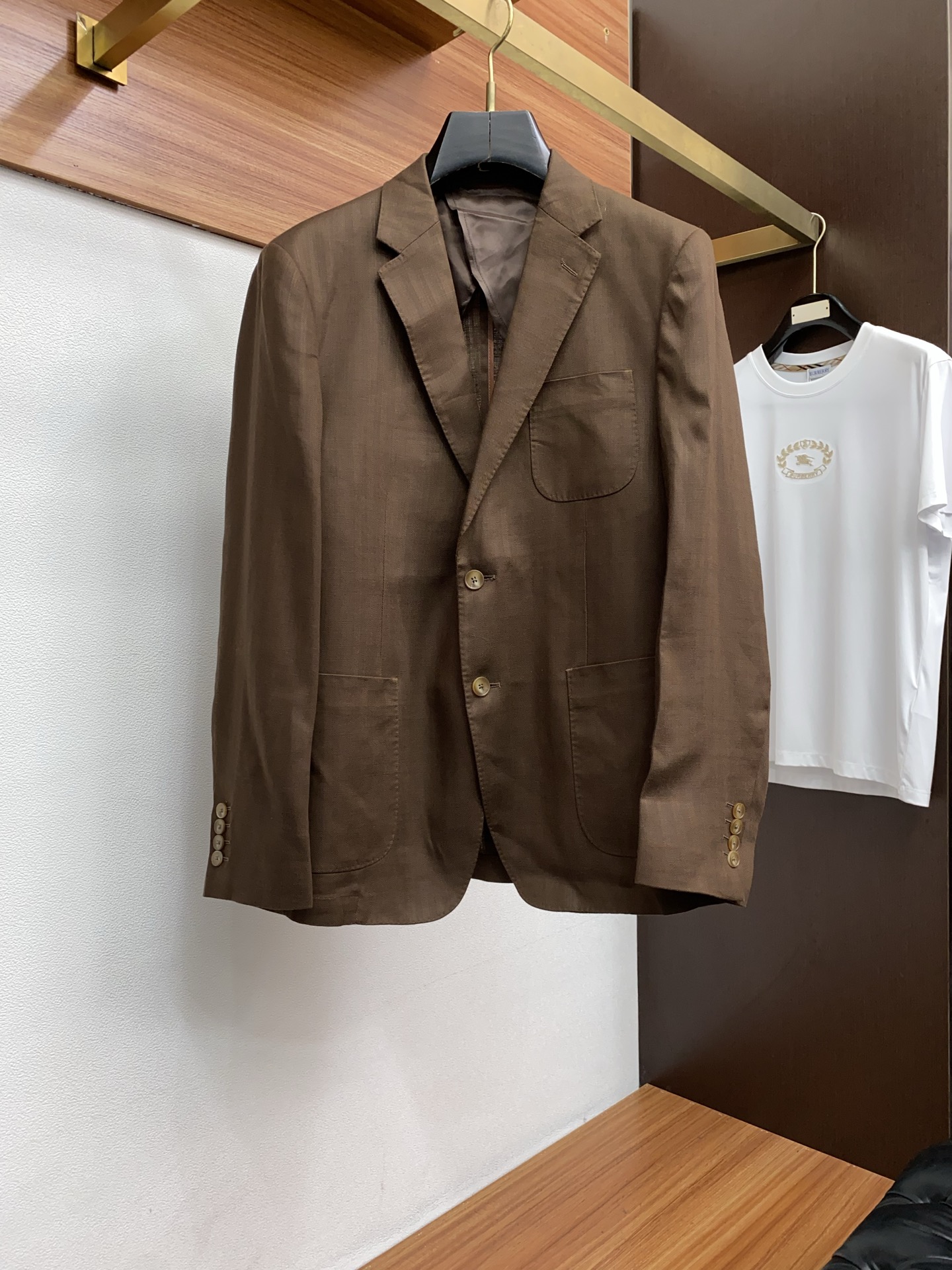 NO:595621,LP's new product Loro Pian* The latest LP model has arrived. Loro Pian's classics have always been based on high-end fabrics. This is the only men's business linen singlet on the market!  Ultra-high-end top-notch handmade clothing series, the leader in the field of suits, world-recognized top-grade fabrics and craftsmanship, high-density fiber count, making the texture and comfort of the fabric reach its peak, the visual effects of drape and gloss are first-class, beautiful and elegant, the texture is gorgeous, and the excellent gloss shines through  It has a noble and luxurious temperament. The fabric has been treated with non-iron and anti-wrinkle technology. It is very stiff and stylish. The exquisite traditional handicrafts all-gong needles make the threads tightly sewn together. It also has exclusive sophisticated cutting technology and conforms to the rigorous ergonomic design. It is the first choice for urban elite men. The appearance is perfect and first-class. It is full of class for gifts and personal use!  Size M -3X L,,loro piana,loro piana,business suit,alexander wang19860909LP 家新品 Loro Pian* 诺悠*翩雅最新LP新款到货 Lo*ro Pi*na诺 u翩雅的经典一直以高端面料为主 这款市面上唯一男士商务麻料单西！超高端顶尖一线成衣手工系列,西装领域里的佼佼者,世界公认的顶级面料和工艺水平,高密度支数纤维,让面料的质感与舒适感达到登峰造极,垂感和光泽的视觉效果一流,绝美而优雅,肌理华丽十足,极好的光泽度透着贵奢气质,面料经过免烫抗皱工艺处理,非常挺刮有型,精湛的传统手工艺全贡针让走线严缝丝合,且拥有独家精良的裁剪技术,符合严谨的人体工程学设计,都市精英男士首选,品相完美一流,送礼自用都档次逼格十足！ 码数M -3X L,,loro piana,loro piana,business suit,alexander wang,Men's clothing