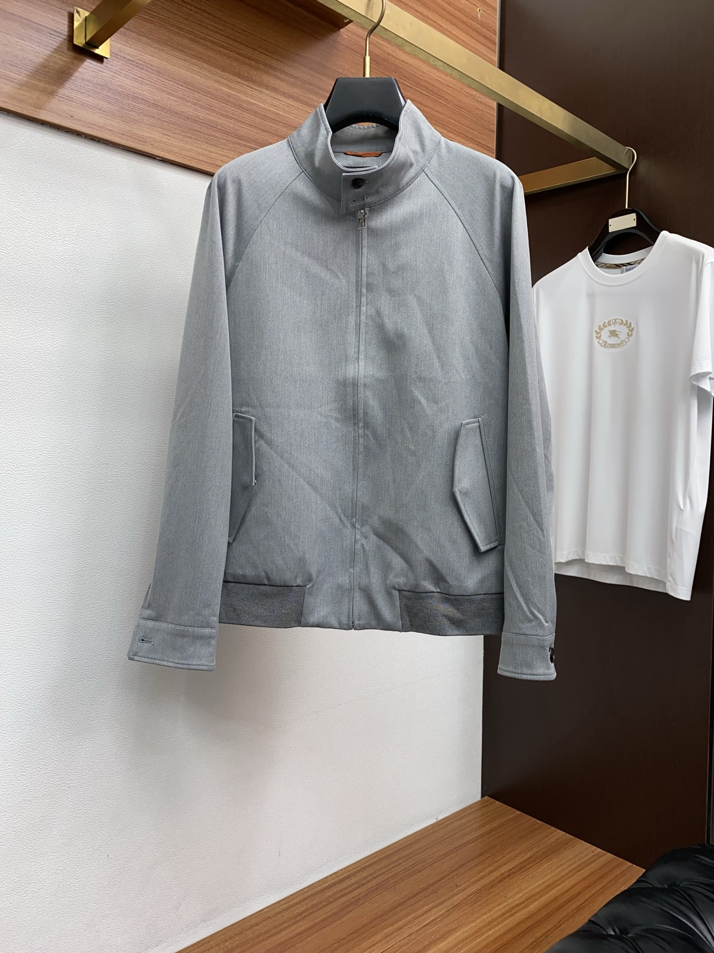 NO:595618,LP Nuo You Pian Ya 25ss early autumn new jackets are popular. New casual and fashionable jackets in the autumn and winter counters!  Ultra-avant-garde design style, delicate and comfortable, very light to wear and not easy to wrinkle. Multiple craftsmanship. The overall design is quite visual. The upper body is casual and stylish, with a certain degree of stiffness. It is definitely at the forefront of fashion. It is recommended for urban leisure. Size M-3XL,,loro piana,jackets & coats,jackets & coats,alexander wang19860909LP 诺悠翩雅 25ss早秋新品夹克外套爆款 秋冬专柜新款休闲时尚夹克外套！超前卫设计风格 细腻舒适 穿着非常轻便不易起皱.多重重工艺 整体的设计颇具视觉感,上身休闲有型,有一定的挺括度,绝对走在时尚最尖端的气质感推荐,都市休闲必备.码数M-3XL,,loro piana,jackets & coats,jackets & coats,alexander wang,Men's clothing