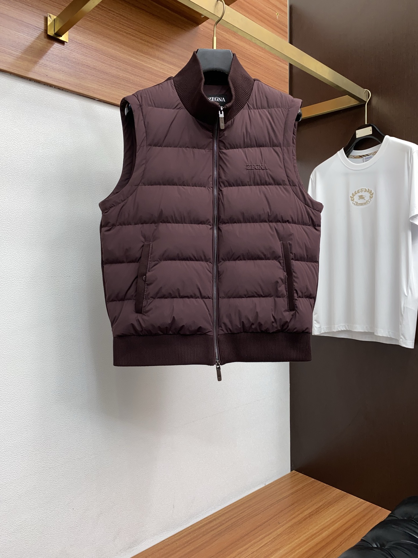 NO:595643,Ermenegildo Zegna 25 autumn and winter men's fashionable down vest, light luxury fashion casual style, light, warm and soft!  The low-key series is fashionable and versatile, just stylish!  Hong Kong trade order model, a super fairy item!  As a brand that everyone must look up to, their control over the supply of goods is unsurprisingly strict. The very cool, light and elegant hooded down jacket has a more attractive logo badge; the small hood design, functional diagonal pockets on both sides, and the textured original lacquered four-button buckle easily demonstrate the brand recognition and super specifications and performance. The upper body is absolutely eye-catching!  !  !  The overall material is also super durable!  Made of fabrics imported from Italy, it has the high-end feel of a century-old brand. The inner velvet content is made of 90% white goose down, 10% feathers, the whole body is quilted with full down, full of fluffiness, and has excellent resilience. The outer layer is nylon fabric. If you have any questions, you can disassemble it for inspection. It has a high amount of velvet, perfect shape, fashionable and not bloated. It interprets the simple aesthetic style of the series. The upper body is light and warm, and has a perfect cold-proof effect!  !A high-street luxury item that has both good looks and performance online at the same time. It is a super heavyweight item that will definitely hit the street. Color Black Blue Size M-3xL,,zegna,down jacket,hats,alexander wang19860909杰尼亚 25秋冬男士时尚羽绒马甲 轻奢时尚休闲风格,轻盈保暖柔软！低调系列时尚百搭,就是有型！香港贸易订单款,超级种草的神仙单品！作为大家都要仰视的品牌,他们对货源的把控也毫无悬念的严格,非常酷炫轻盈飘逸的连帽羽绒服 更具魅力感Logo徽章；小连帽设计,两侧功能性斜插的口袋,很有质感的原漆原版四合扣,轻松的彰显品牌辨识度跟超强规格性能,上身绝对超级惹眼！！！整体的材质也是超级能打！采用意大利进口面料打造,具有百年品牌的高端触感 内里绒子含量90白鹅绒打造,10羽毛,满身横线绗缝充绒饱满,蓬松感十足回弹性特别好,外层锦纶面料.如有疑问,可拆开检验,充绒量极高,版型完美,时尚不臃肿,演绎系列的简约美学风格,上身效果轻盈保暖,御寒效果满分! !一款颜值跟性能同步在线的高街奢物,绝对炸街的超级重磅 颜色黑色 蓝色 码数M-3xL,,zegna,down jacket,hats,alexander wang,Men's clothing