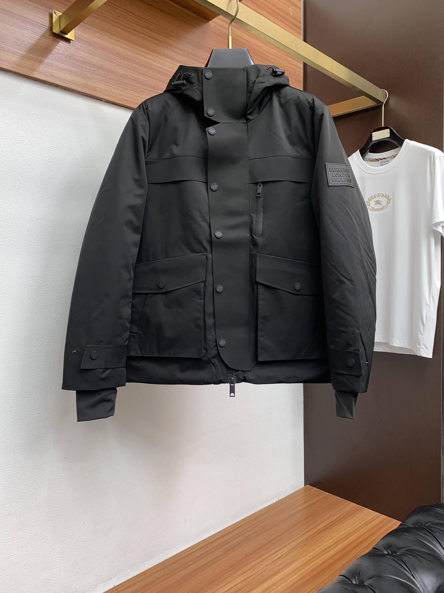 NO:610282,Burberry's top version counter synchronized down jacket, 100% new national standard 90 down jacket, trump card new single down jacket!  A king that I have been looking forward to for the second half of the year. The blood change has been successful. This down jacket is completely new blood, new accessories, new fabrics, new styles, and new versions!  Super warm and fashionable color matching, it is precisely because of these irreplaceable details and specifications that it is the first model in the industry, high quality, high-end goods, recommended for personal use!  !  Size m-3xl,,burberry,jackets & coats,down jacket,alexander wang19860909巴宝莉 顶级版本专柜同步羽绒服 百分百新国标90羽绒服 王牌新单 羽绒服外套！一个我期待了一个下半年的王 算是换血成功了,这款羽绒服完全是新鲜血液,新的辅料,新的面料,新的款式,新的版型！超保暖 时尚的配色,正是因为这些无法替代的细节与规格,业内首发款,高品质,高档货,自留推荐！！ 尺码m-3xl,,burberry,jackets & coats,down jacket,alexander wang,Men's clothing