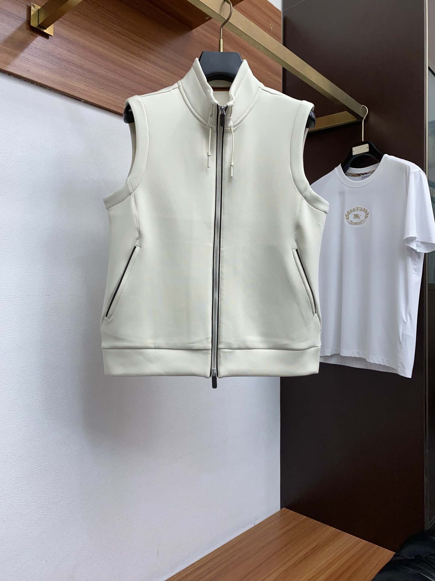NO:595644,Zegna's classic 2025 autumn and winter new vest, selected from exclusive custom-made composite high-end air cotton fabrics, fine workmanship, good upper body shape, color: off-white, sapphire blue, code number: M--XXXL,,zegna,alexander wang19860909杰尼亚 经典款2025年秋冬新款马甲,精选独家定制复合高端空气棉面料 做工精细 上身版型好  颜色:米白 宝蓝 码数:M--XXXL,,zegna,alexander wang,Men's clothing