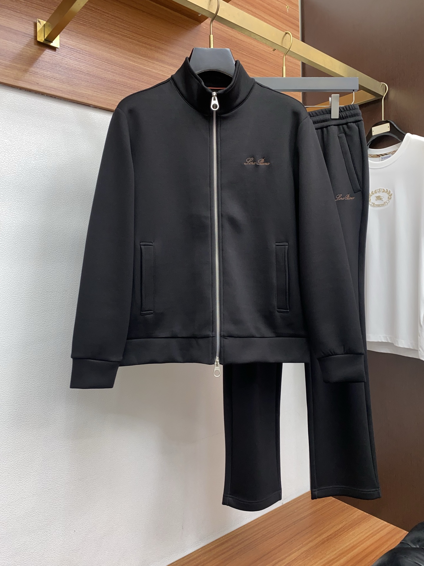 NO:595652,Lp Nuoyoupanya's latest 25-year-old cardigan suit, the latest and top-notch classic embroidery. Heavy-duty arranged stand-up collar classic pattern trendy casual suit, the top-quality counter for sale, top-notch production technology imported thickened new air layer fabric, counter model unique design, using imported high-end custom-made imported silk thread with a first-class feel!  !  Size M-3Xl,,loro piana,alexander wang19860909Lp 诺悠翩雅 25年最新款开衫套装 最新最顶级经典刺绣.重工排列立领经典图案潮流休闲套装,最顶级的品质专柜在售,顶级制作工艺进口加厚新空气层面料,专柜款独特设计,采用进口高端订制进口丝线手感一流！！ 码数M-3Xl,,loro piana,alexander wang,Men's clothing