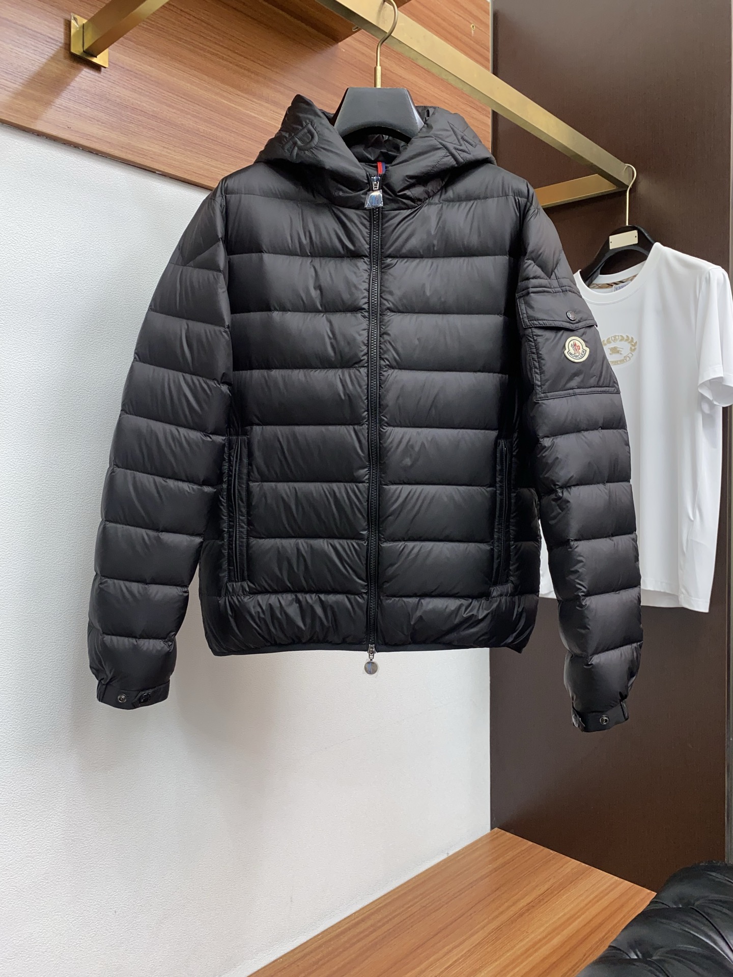 NO:595681,Meng Mouth top version counter synchronized down jacket, the latest hooded down jacket, ace new single down jacket!  A king that I have been looking forward to for the second half of the year. The blood change has been successful. This down jacket is completely new blood, new accessories, new fabrics, new styles, and new versions!  Super warm national standard 90 down filling, high collar hooded design. Fashionable color matching. It is precisely because of these irreplaceable details and specifications that it is the first model in the industry, high quality, high-end goods, recommended for personal use!  !  Size m-3xl,,Moncler,jackets & coats,down jacket,hats,alexander wang19860909蒙口 顶级版本专柜同步羽绒服 最新款连帽羽绒服 王牌新单 羽绒服外套！一个我期待了一个下半年的王 算是换血成功了,这款羽绒服完全是新鲜血液,新的辅料,新的面料,新的款式,新的版型！超保暖的国标90羽绒填充,高领连帽设计.时尚的配色,正是因为这些无法替代的细节与规格,业内首发款,高品质,高档货,自留推荐！！ 尺码m-3xl,,Moncler,jackets & coats,down jacket,hats,alexander wang,Men's clothing