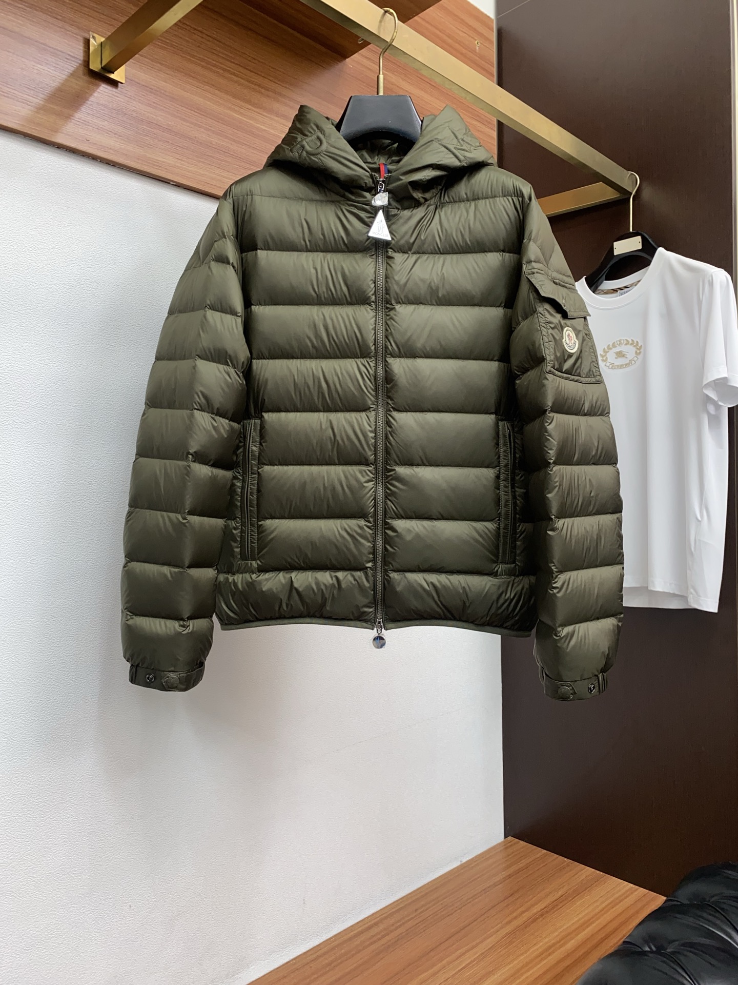 NO:595684,Meng Mouth top version counter synchronized down jacket, the latest hooded down jacket, ace new single down jacket!  A king that I have been looking forward to for the second half of the year. The blood change has been successful. This down jacket is completely new blood, new accessories, new fabrics, new styles, and new versions!  The ultra-warm GB 90 down jacket has a stylish color scheme. It is precisely because of these irreplaceable details and specifications that it is the first model in the industry. It is a high-quality, high-end product. It is recommended for personal use!  !  Size m-3xl,,Moncler,jackets & coats,down jacket,hats,alexander wang19860909蒙口 顶级版本专柜同步羽绒服 最新款连帽羽绒服 王牌新单 羽绒服外套！一个我期待了一个下半年的王 算是换血成功了,这款羽绒服完全是新鲜血液,新的辅料,新的面料,新的款式,新的版型！超保暖的国标90羽绒服时尚的配色,正是因为这些无法替代的细节与规格,业内首发款,高品质,高档货,自留推荐！！ 尺码m-3xl,,Moncler,jackets & coats,down jacket,hats,alexander wang,Men's clothing