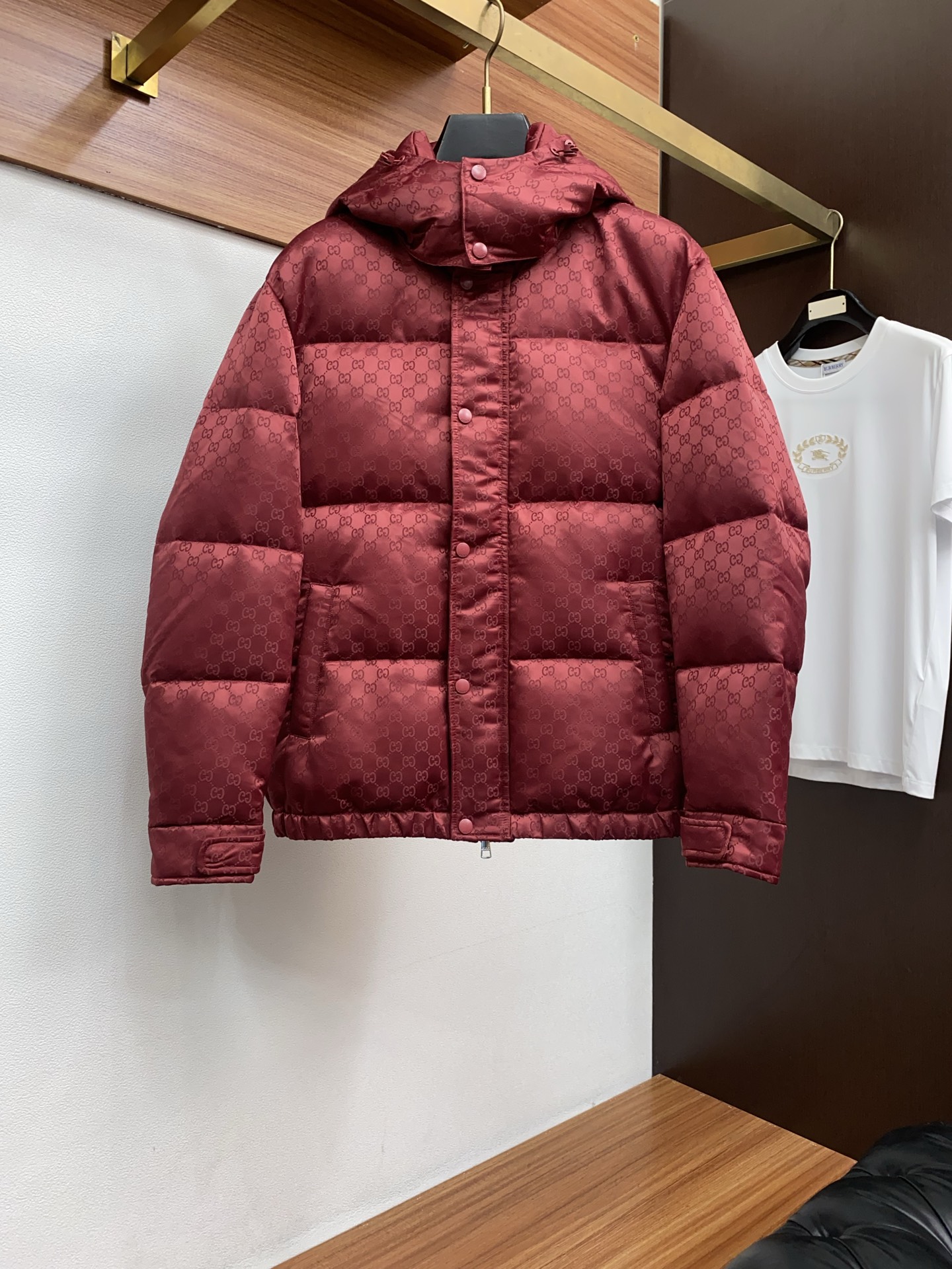 NO:596327,Gucci's top version counter synchronization, all-over dark flower pattern fabric down jacket, the latest hooded down jacket, the new flagship down jacket!  A king that I have been looking forward to for the second half of the year. The blood change has been successful. This down jacket is completely new blood, new accessories, new fabrics, new styles, and new versions!  Super warm new national standard 90 down filling, high collar hooded design. Stylish color matching. It is precisely because of these irreplaceable details and specifications that it is the first model in the industry, high quality, high-end goods, recommended for personal use!  !  Size m-3xl,,jackets & coats,down jacket,hats,alexander wang19860909古奇 顶级版本专柜同步 满幅暗花图案布羽绒服 最新款连帽羽绒服 王牌新单 羽绒服外套！一个我期待了一个下半年的王 算是换血成功了,这款羽绒服完全是新鲜血液,新的辅料,新的面料,新的款式,新的版型！超保暖的新国标90羽绒填充,高领连帽设计.时尚的配色,正是因为这些无法替代的细节与规格,业内首发款,高品质,高档货,自留推荐！！ 尺码m-3xl,,jackets & coats,down jacket,hats,alexander wang,Men's clothing