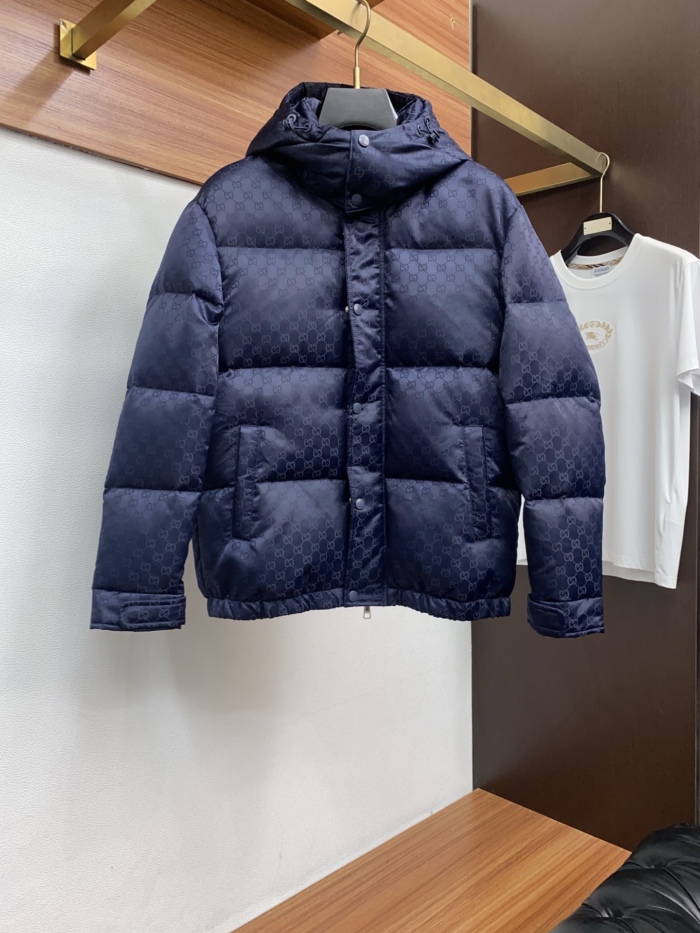 NO:596324,Gucci's top version counter synchronization, all-over dark flower pattern fabric down jacket, the latest hooded down jacket, the new flagship down jacket!  A king that I have been looking forward to for the second half of the year. The blood change has been successful. This down jacket is completely new blood, new accessories, new fabrics, new styles, and new versions!  Super warm, new national standard 90 down filling, high collar hooded design. Stylish color matching. It is precisely because of these irreplaceable details and specifications that it is the first model in the industry, high quality, high-end goods, recommended for personal use!  !  Size m-3xl,,jackets & coats,down jacket,hats,alexander wang19860909古奇 顶级版本专柜同步 满幅暗花图案布羽绒服 最新款连帽羽绒服 王牌新单 羽绒服外套！一个我期待了一个下半年的王 算是换血成功了,这款羽绒服完全是新鲜血液,新的辅料,新的面料,新的款式,新的版型！超保暖新国标90羽绒填充,高领连帽设计.时尚的配色,正是因为这些无法替代的细节与规格,业内首发款,高品质,高档货,自留推荐！！ 尺码m-3xl,,jackets & coats,down jacket,hats,alexander wang,Men's clothing