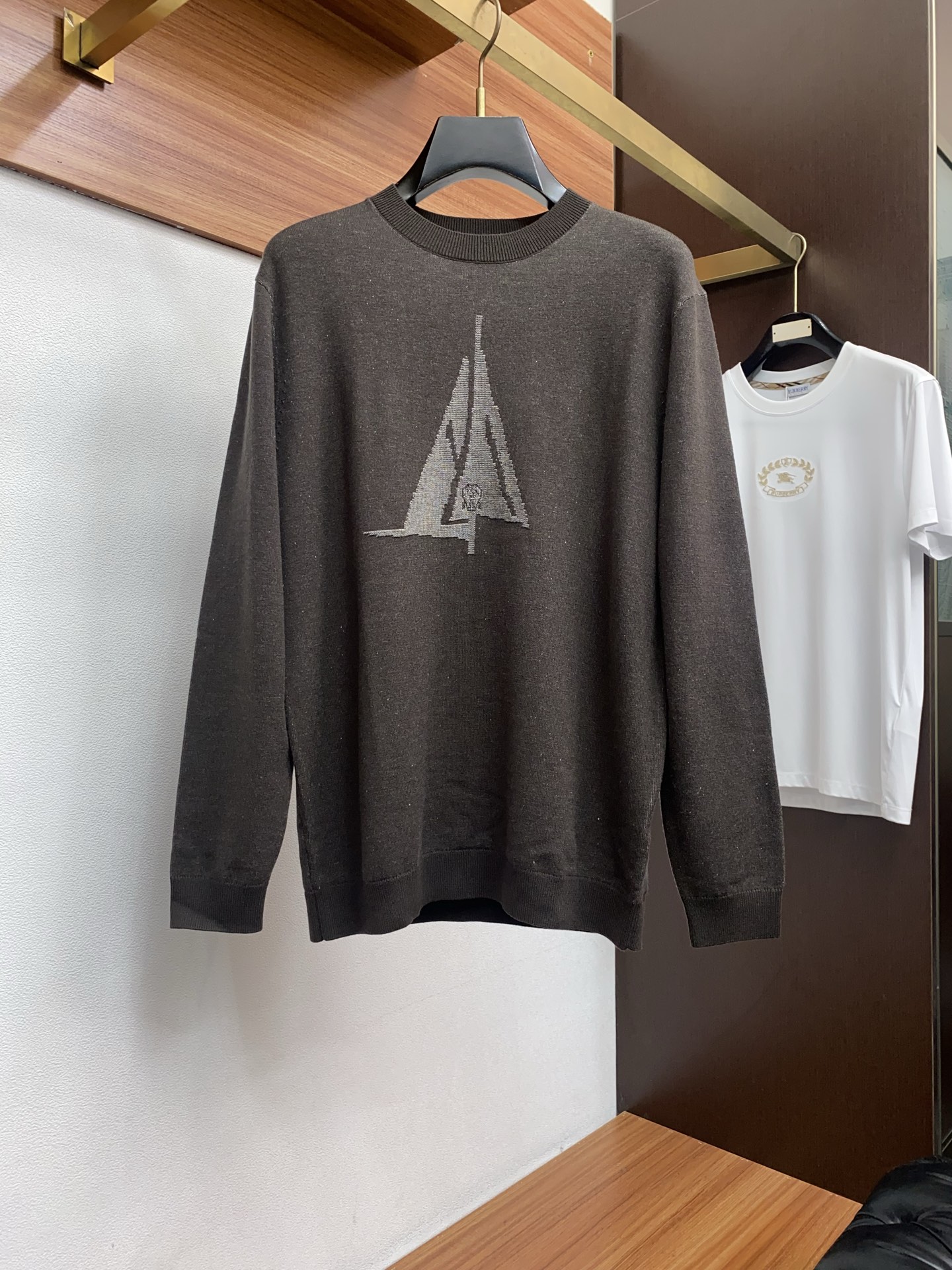 NO:595645,BC 2025FW Men's Autumn and Winter Sweaters, Bottoming Outer Sweaters, Knitted Sweaters, Casual Daily Wear Items!  The upper body is flattering to the body shape, and the customized fabrics perfectly integrate fashion aesthetics and new urban business and casual concepts. You can choose classic styles from different styles, which will never go out of style. A jacket can unlock a variety of styles. Simple but not simple, details highlight quality. Temperature and style, I want it. Break the routine and dress yourself. Trends are fleeting, but style is forever. Light and comfortable, free to move. Full of aura, the must-have shirt for the workplace leads the trend, wear your attitude, fearless of challenges, youthful vitality, cost-effective choice  The whole body interprets Italian sophistication and outdoor functional style to the extreme, both solemn and harmonious, creating a unique style item. The overall outline tends to be simple, and the individual and yuppie detail processing enriches the overall vision. The wardrobe is perfect for business and leisure and has a high attendance rate!  It's something you can meet but can't ask for!  48-56 (please state your height and weight when placing an order, jackets & coats, sweaters, alexander wang19860909BC 2025FW男士秋冬毛衣 打底外穿毛衣 针织衫休闲日常穿搭单品！上身修饰身形、定制面料将时装美学和新都市商务休闲概念完美融合,不同风格任你选经典款,永不过时 一件外套,解锁百变风格 简约而不简单,细节彰显品质.温度与风度,我都要.打破常规,穿出自我.潮流易逝,风格永存 轻便舒适,活动自如.气场全开,职场必备战袍引领潮流,穿出你的态度 无惧挑战 青春活力,性价比之选 通体将意式的干练和户外功能性风格极致诠释,亦庄亦谐,塑造出别具一格的造型单品,整体轮廓趋于简约风格,颇为个性且雅痞的细节处理,丰富了整体视觉.衣橱商务休闲绝佳的高出勤率！可遇而不可求！48-56（下单请报身高体重,,jackets & coats,sweaters,alexander wang,Men's clothing